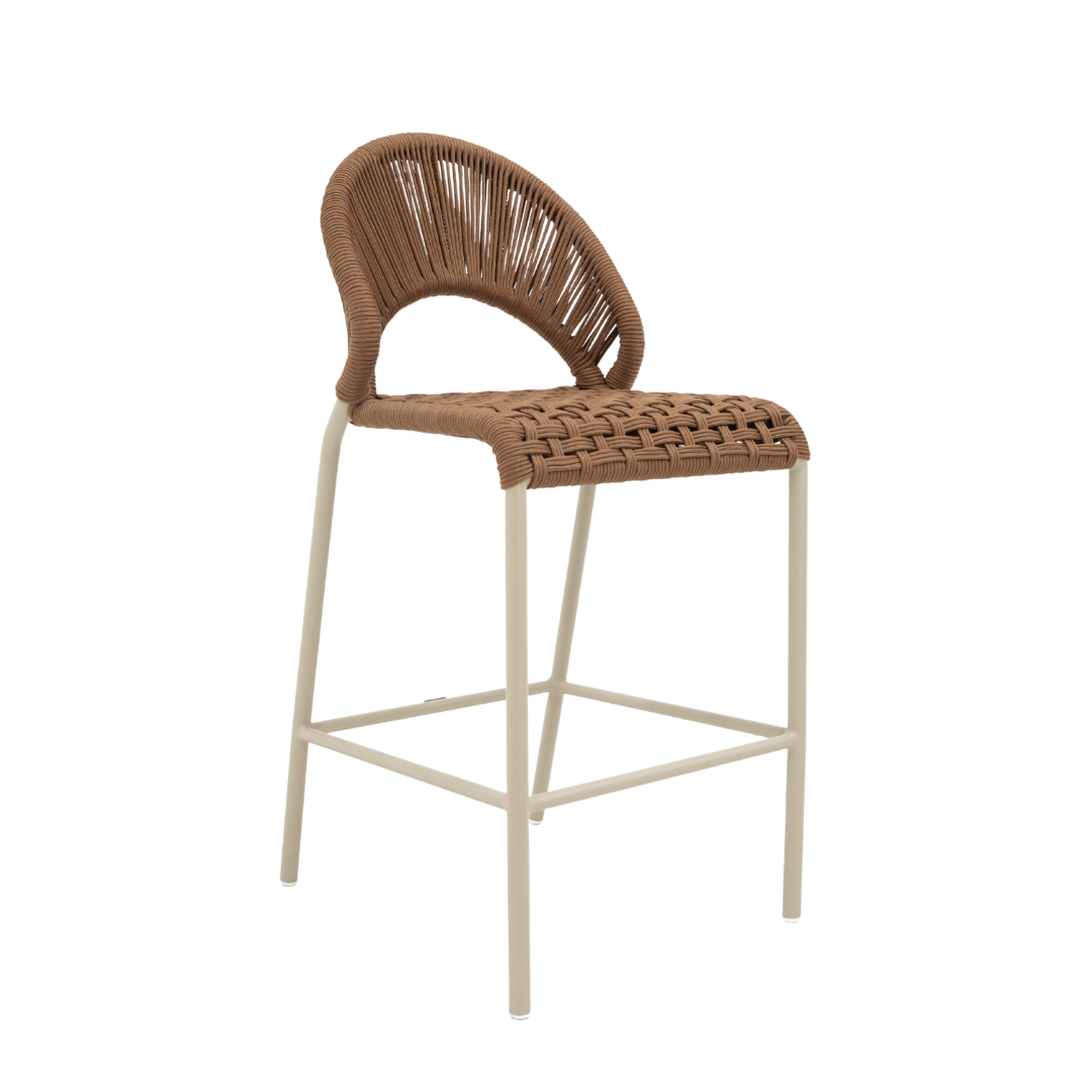 A Banqueta Belize traduz leveza e sofisticação em um design envolvente. Suas linhas suaves e proporções equilibradas criam uma peça elegante, pensada para valorizar o ambiente com conforto e estilo. Um convite para composições contemporâneas e acolhedoras.