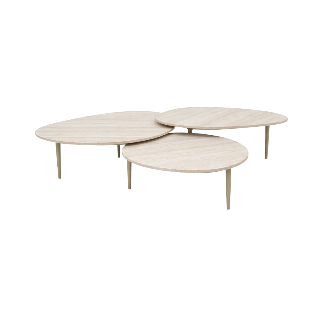 Mesa de centro Valentin combina diferentes alturas e proporções em uma composição elegante e fluida. Seu tampo em pedra clara valoriza a textura natural, enquanto a base esguia reforça leveza e sofisticação no ambiente. Tampo em travertino