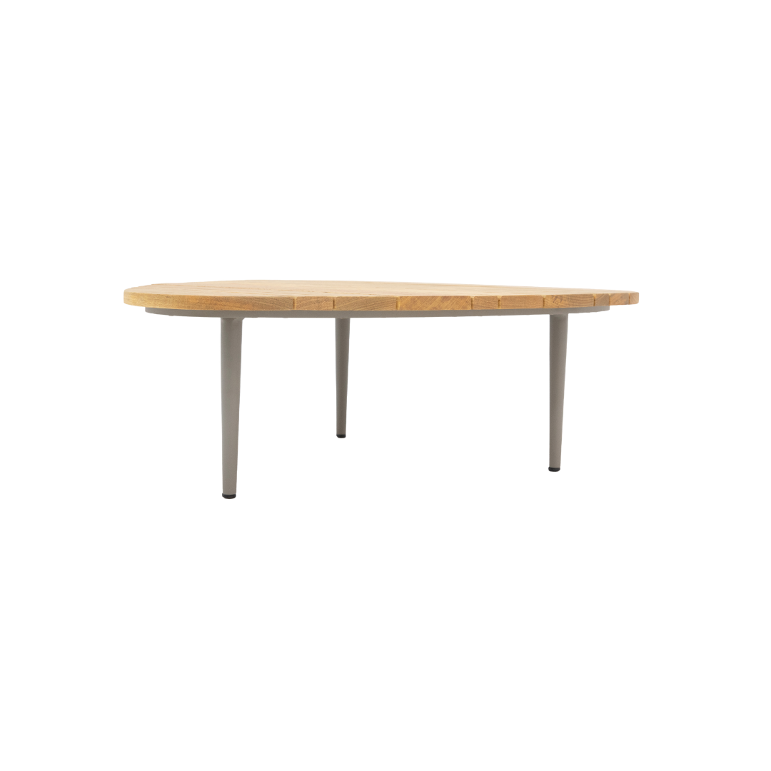 A mesa de centro Lucca se destaca pelo design contemporâneo e pela elegância das suas proporções. Uma peça que valoriza o ambiente com leveza visual e presença sofisticada, ideal para composições modernas e acolhedoras.