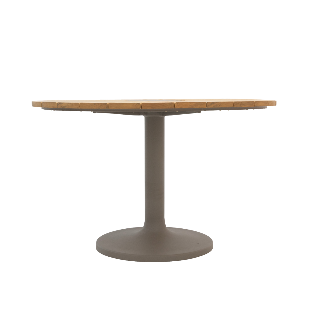 A mesa Sicília combina formas suaves e proporções equilibradas em um design elegante e contemporâneo. Seu tampo em madeira valoriza a textura natural, enquanto a base central traz leveza e sofisticação para compor diferentes ambientes.