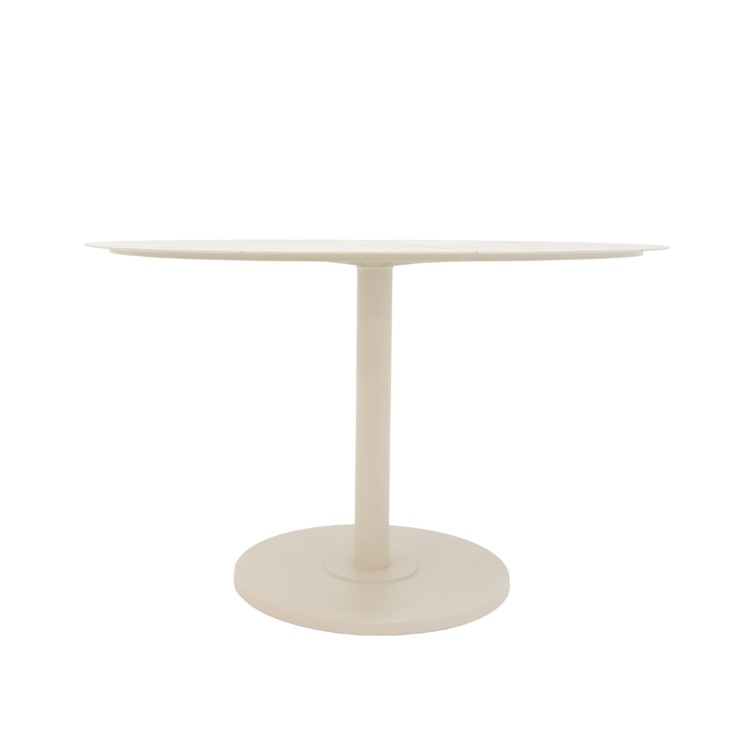 A mesa Belize se destaca pelo visual leve e contemporâneo, onde o tampo com desenho radial cria um detalhe marcante e sofisticado. Uma peça que valoriza o ambiente com personalidade e equilíbrio.