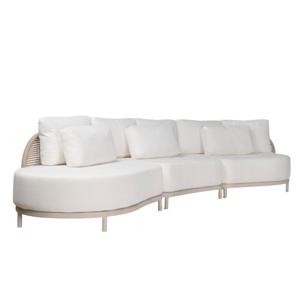 O Sofá Cumbuco é uma opção elegante e funcional. Com estrutura de alumínio tubular e pintura eletrostática, garante durabilidade. Revestido com fibra sintética, apresenta um visual contemporâneo. O estofamento em tecido repelente à água oferece conforto e praticidade.