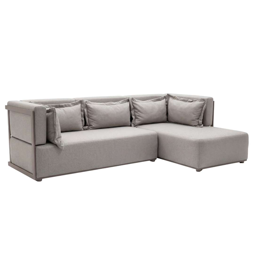 O Sofá Modular Angra oferece sofisticação e praticidade para ambientes externos. Com estrutura em alumínio tubular e pintura eletrostática, garante durabilidade e estilo. Tecido repelente à água proporciona um visual moderno e resistente, além de facilitar a manutenção. Ideal para criar um ambiente de estar elegante e confortável em sua casa.