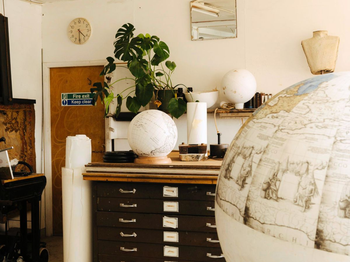 Globes of various sizes in Leonardo Frigo's studio