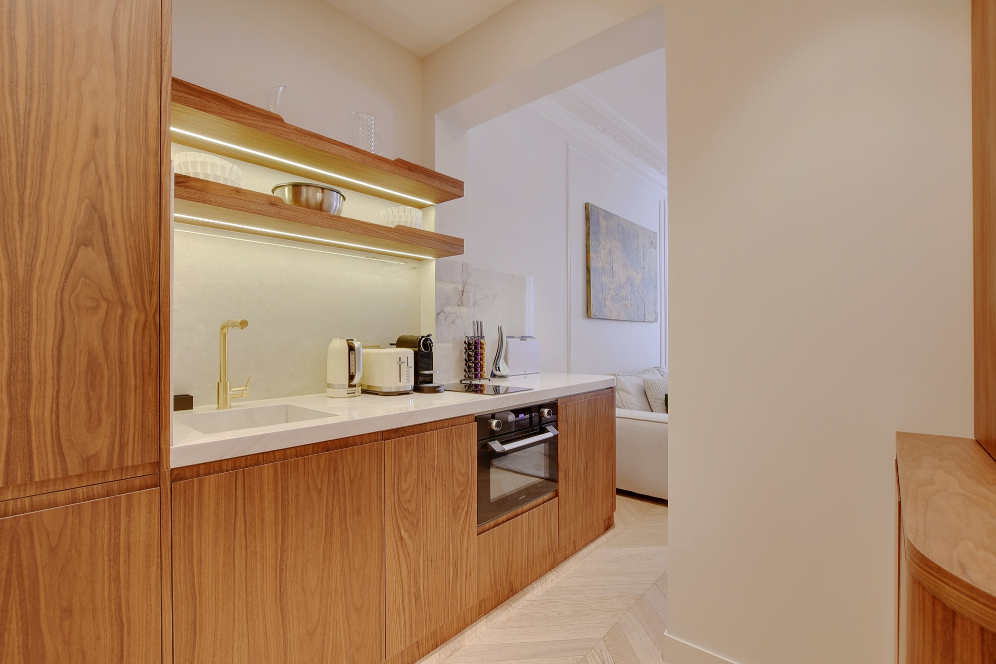 Entrée élégante avec parquet en pointe de Hongrie – Appartement de luxe Maison Galante à Paris.