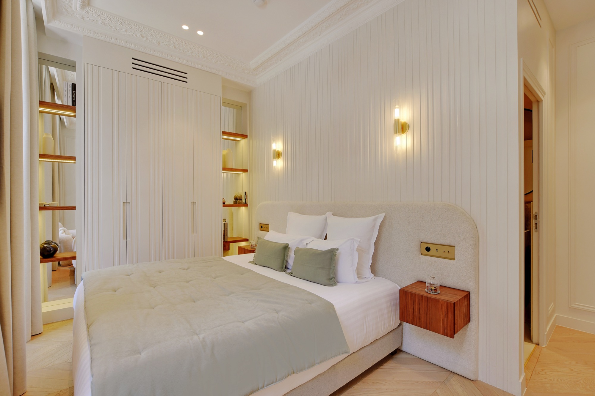 Lit King-Size avec literie haut de gamme – Confort absolu avec Maison Galante à Paris.