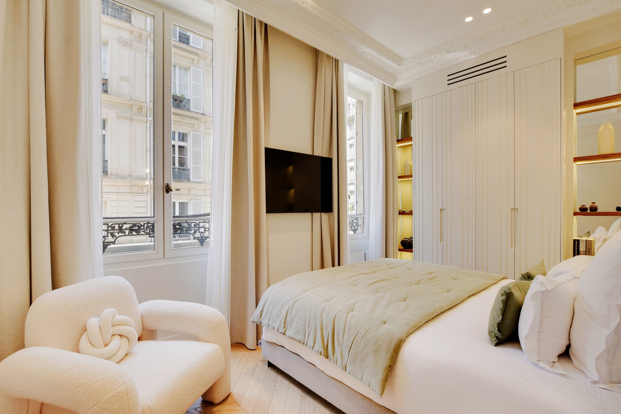 Cuisine moderne ouverte avec équipements haut de gamme – Expérience exclusive avec Maison Galante à Paris.
