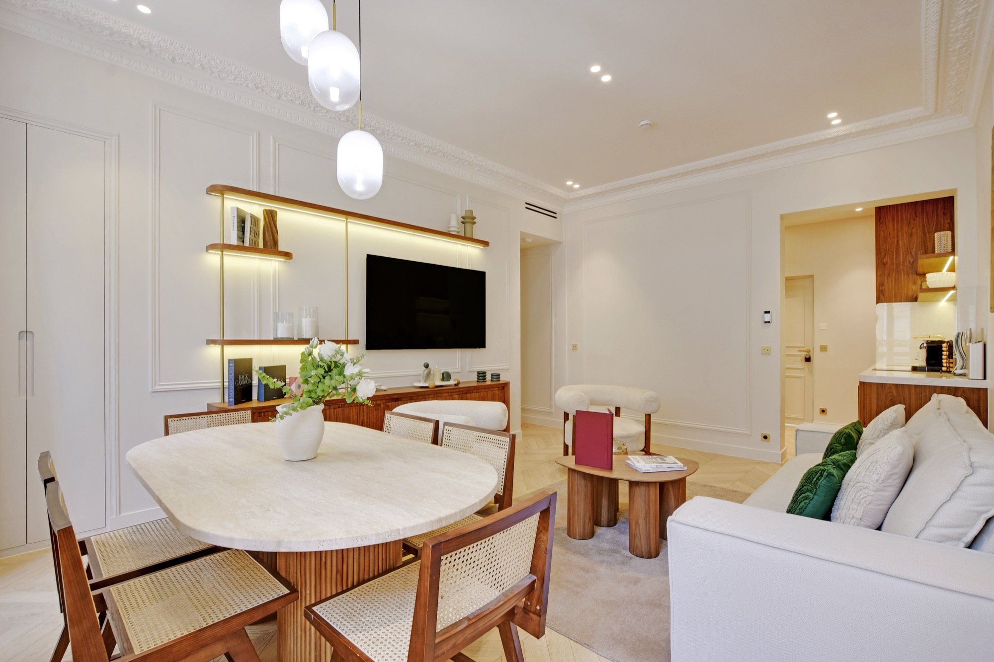 Cuisine moderne ouverte avec équipements haut de gamme – Location exclusive avec Maison Galante à Paris.