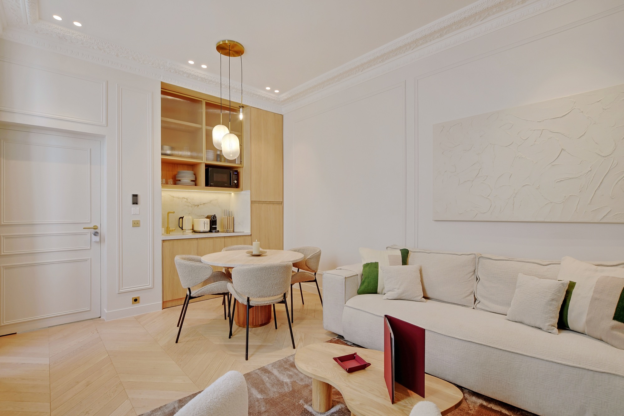 Salon élégant avec canapé-lit et décoration moderne – Séjour haut de gamme avec Maison Galante à Paris.