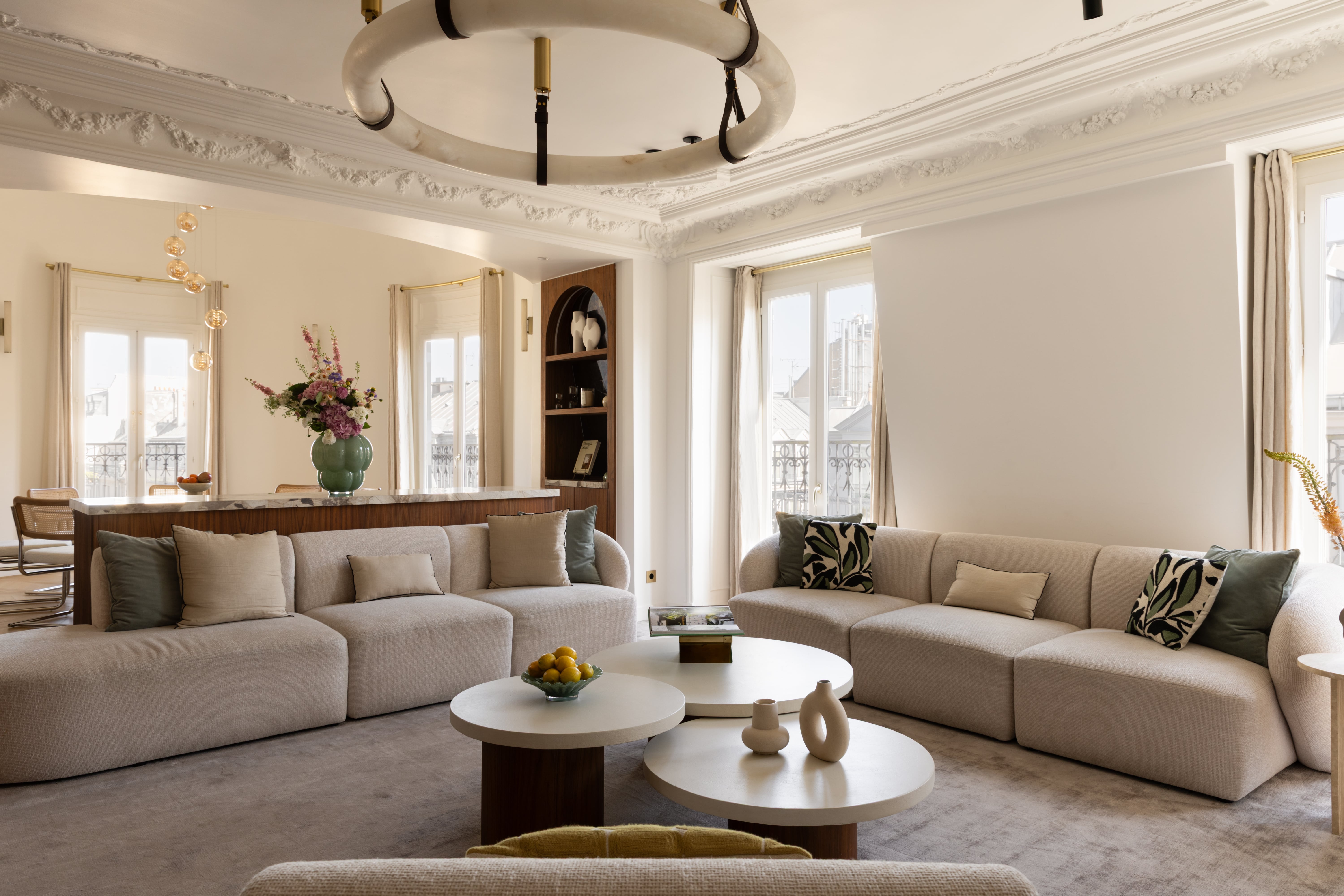 Une femme se détend dans un appartement de luxe à Paris pour un séjour romantique - Maison Galante.