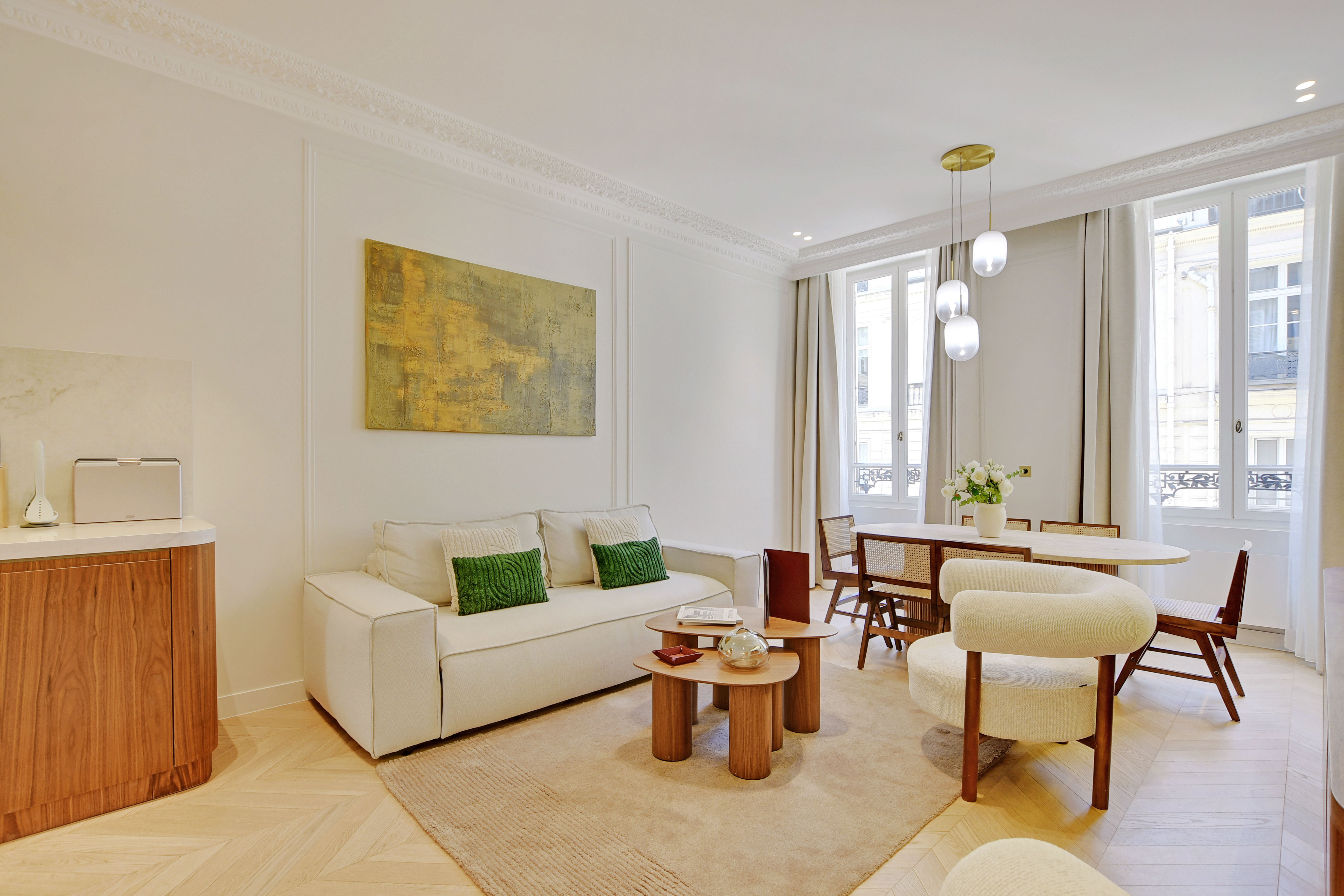 Salle de bain en marbre avec baignoire et douche à l’italienne – Prestations de prestige avec Maison Galante à Paris.