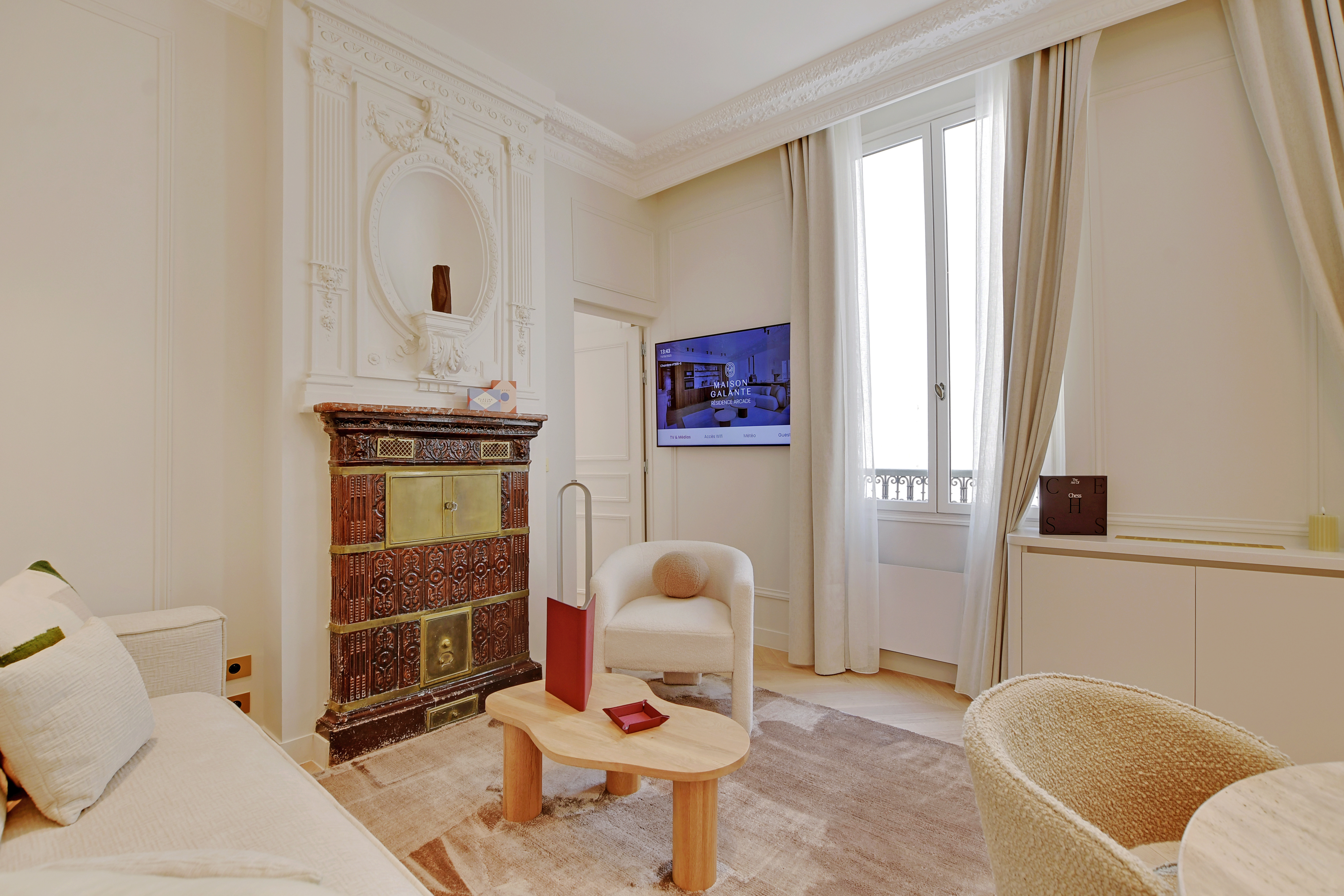 Salon lumineux avec mobilier contemporain et moulures haussmanniennes – Séjour premium avec Maison Galante à Paris.