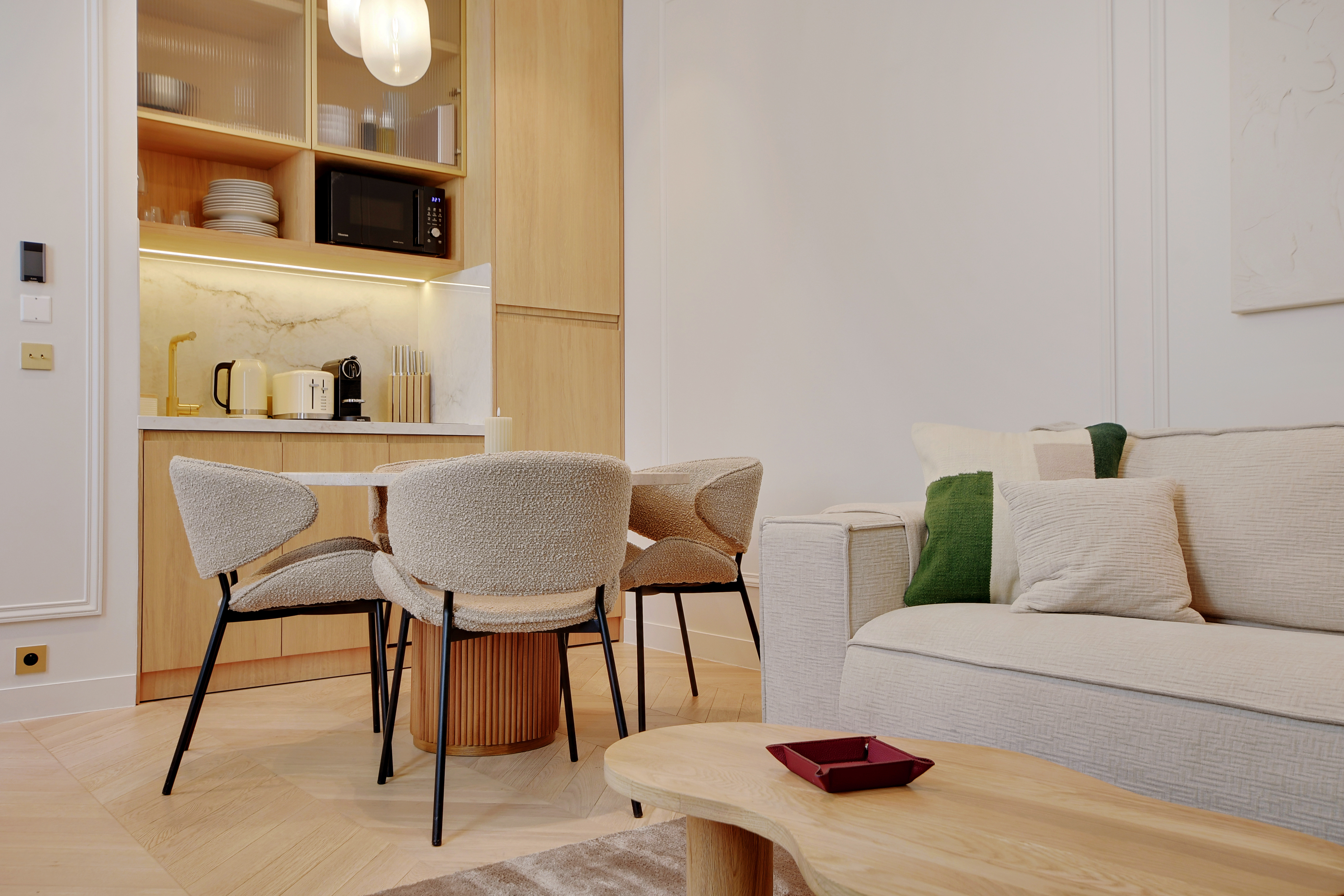 Cuisine moderne en bois entièrement équipée – Expérience culinaire avec Maison Galante à Paris.