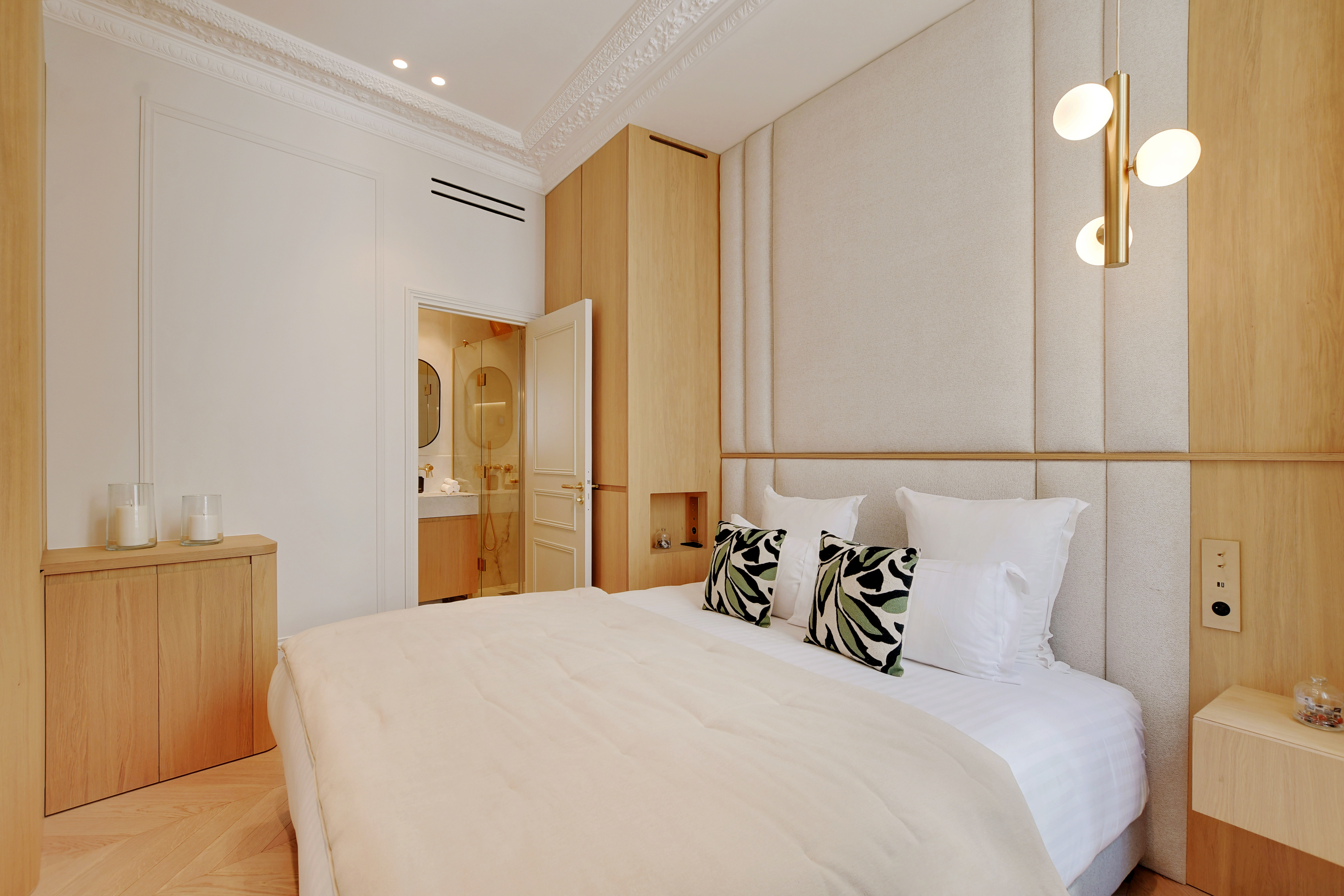 Lit King-Size avec literie haut de gamme – Confort absolu avec Maison Galante à Paris.