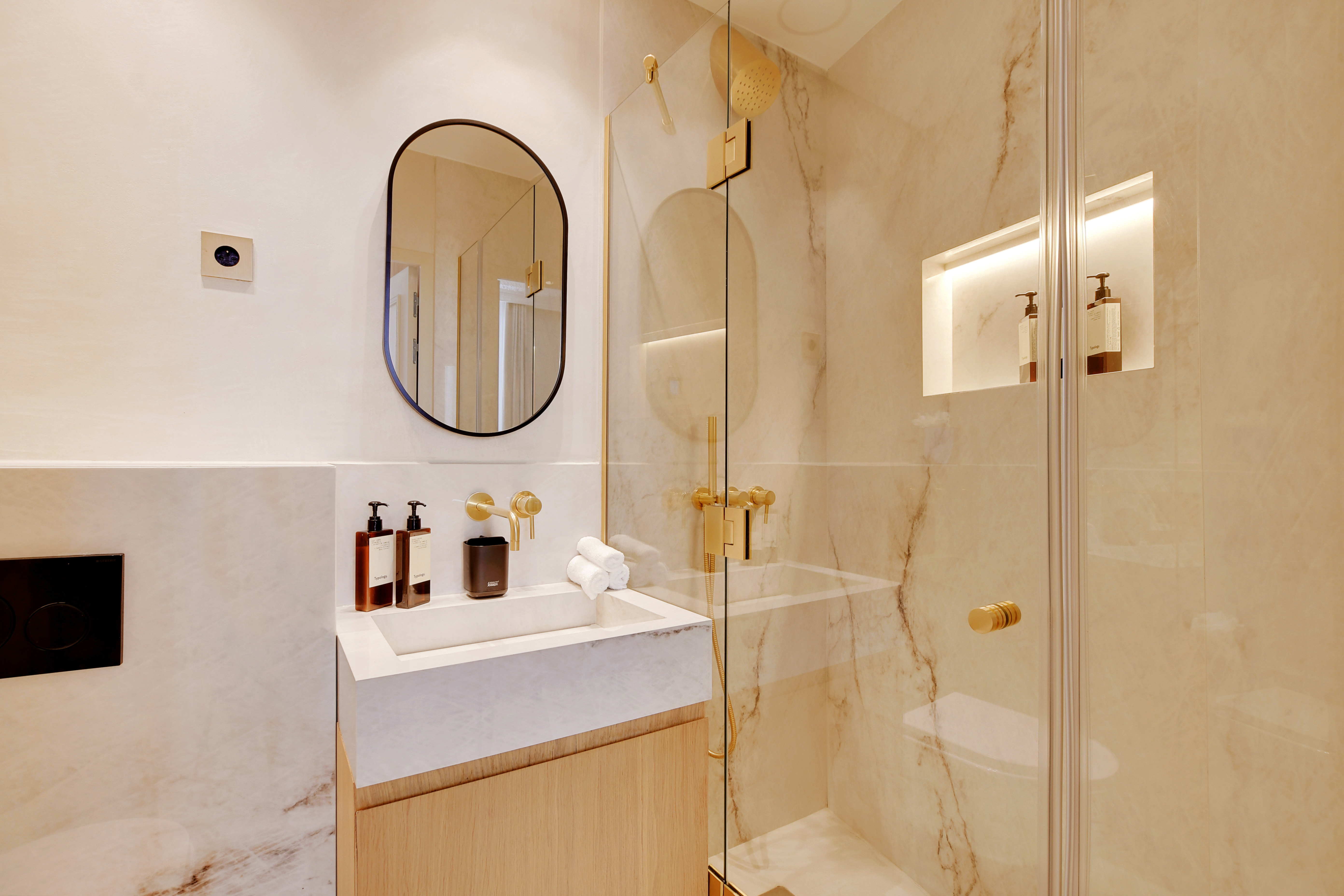 Salle de bain en marbre avec douche à l’italienne – Prestations de prestige avec Maison Galante à Paris.