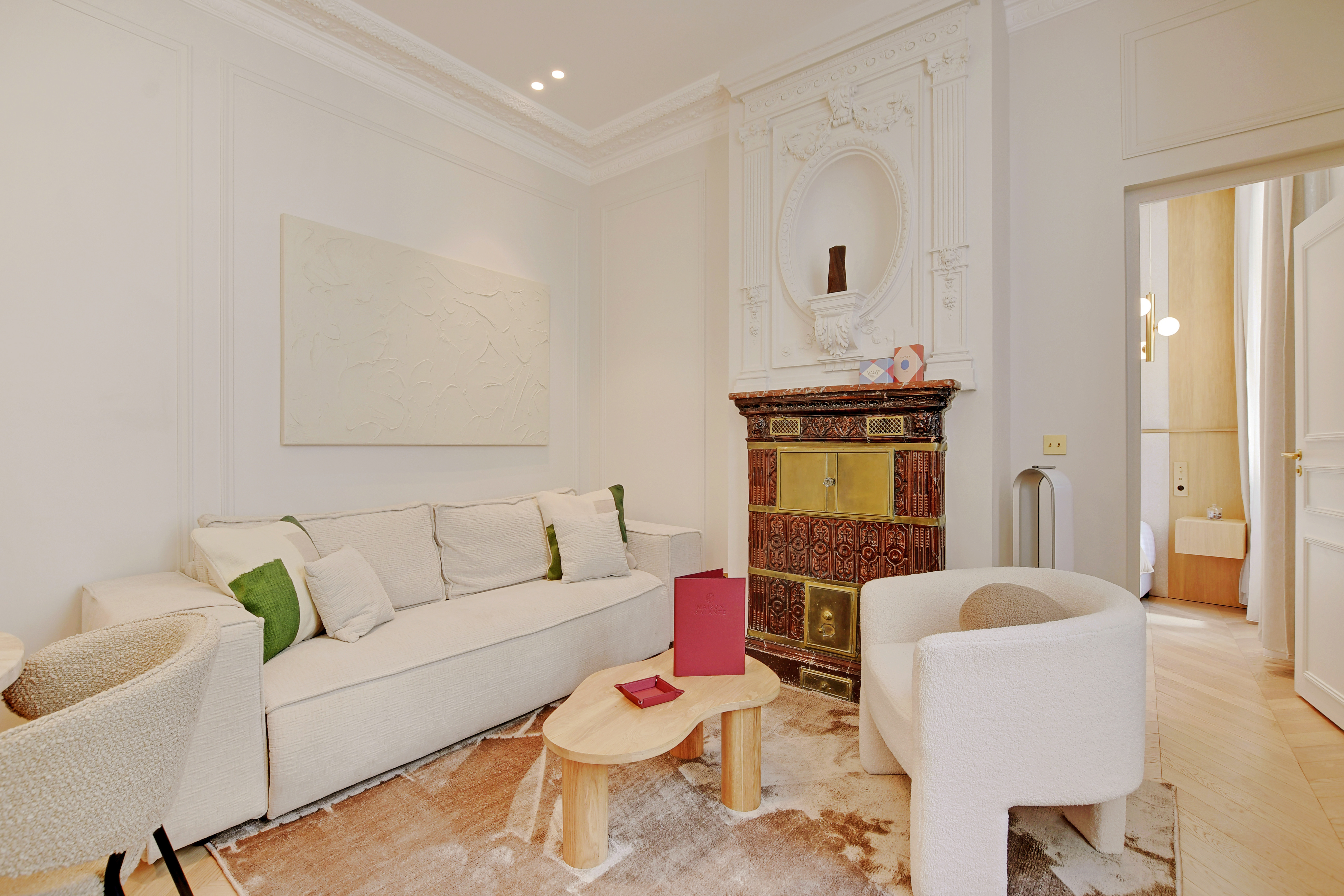 Salon spacieux avec canapé et fauteuils design – Séjour haut de gamme avec Maison Galante à Paris.