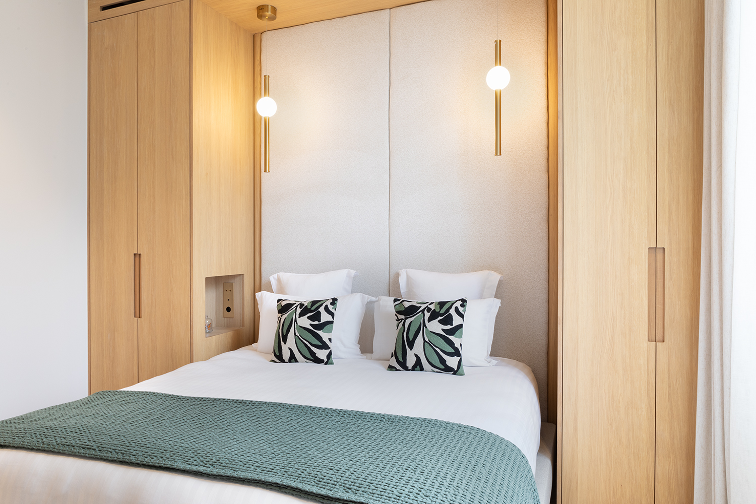 Chambre cosy avec rangements et télévision connectée – Location saisonnière Maison Galante à Paris.