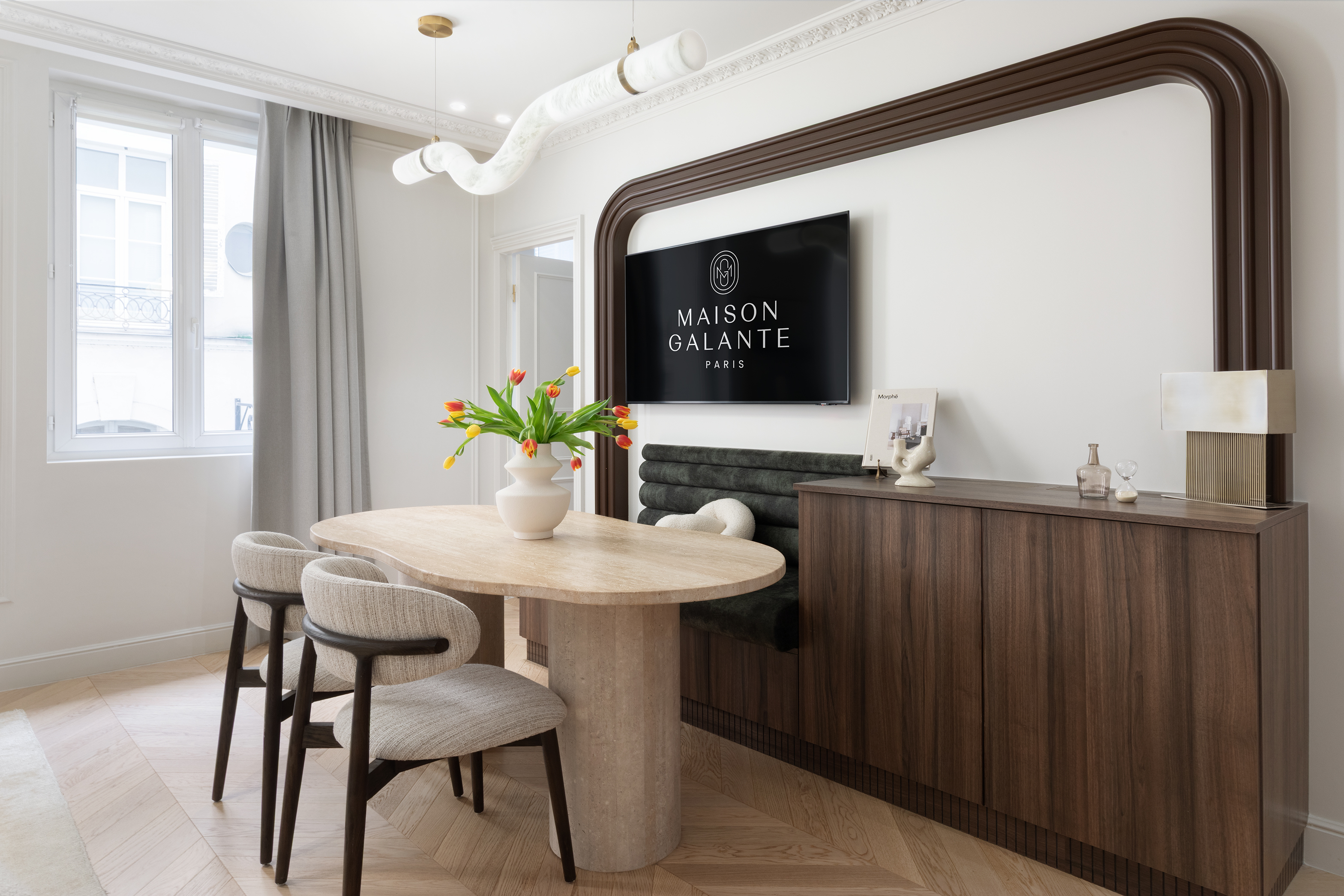 Chambre lumineuse avec salle de bain attenante – Appartement de luxe Maison Galante à Paris.