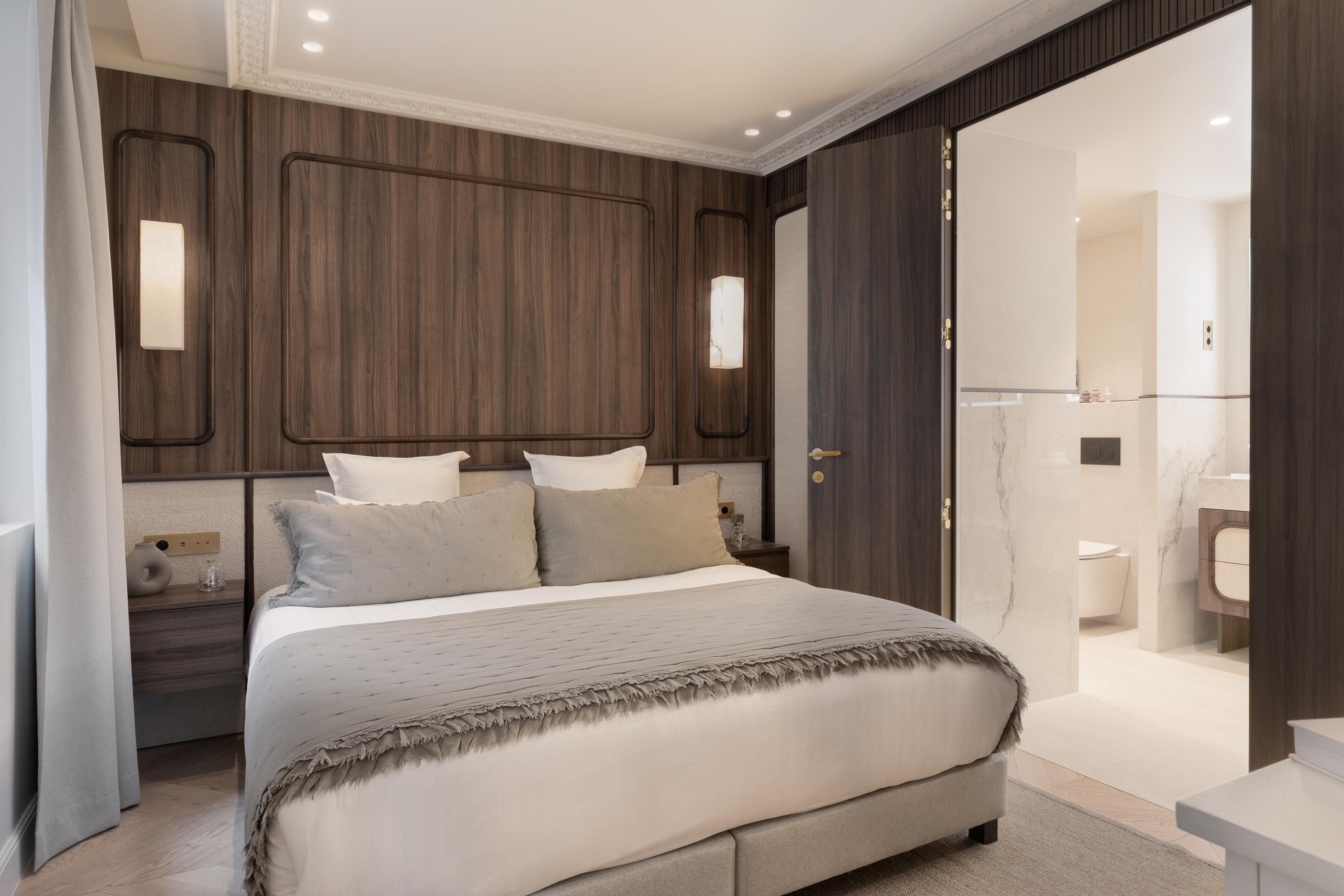 Grand espace de vie baigné de lumière – Expérience parisienne haut de gamme avec Maison Galante.