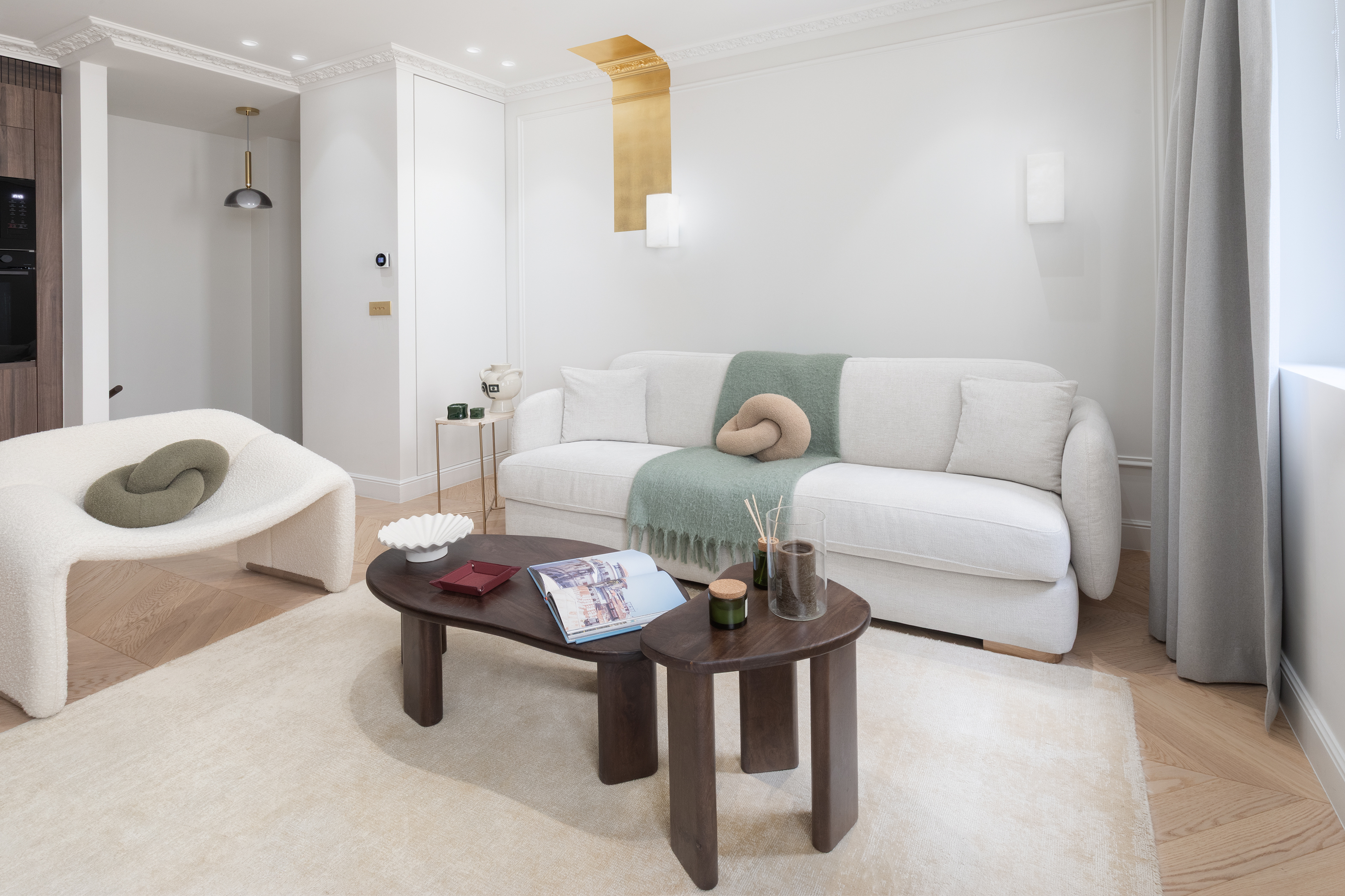 Cuisine moderne tout équipée avec finitions haut de gamme – Séjour raffiné Maison Galante à Paris.