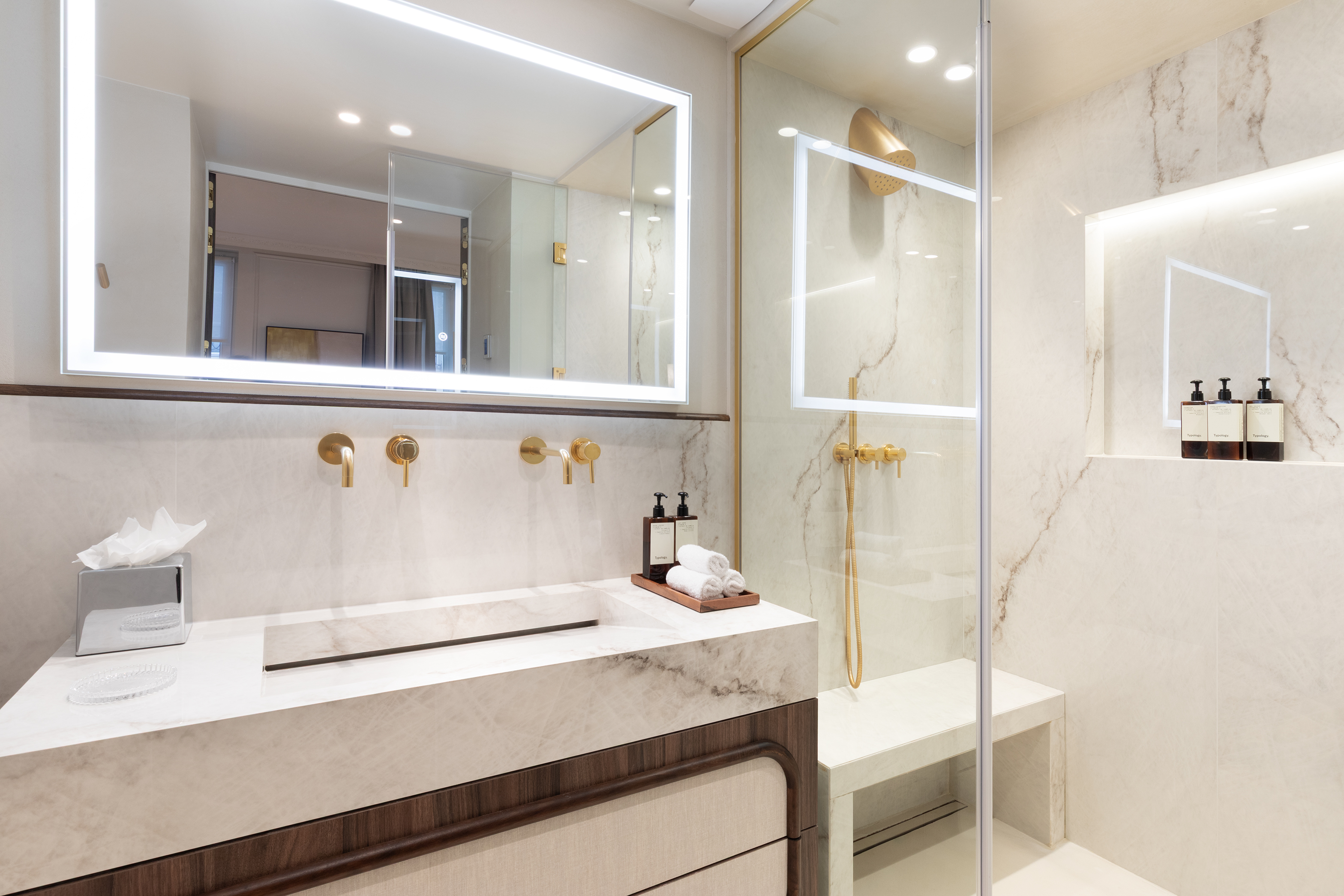 Salon au charme haussmannien avec mobilier design – Location saisonnière Maison Galante à Paris.