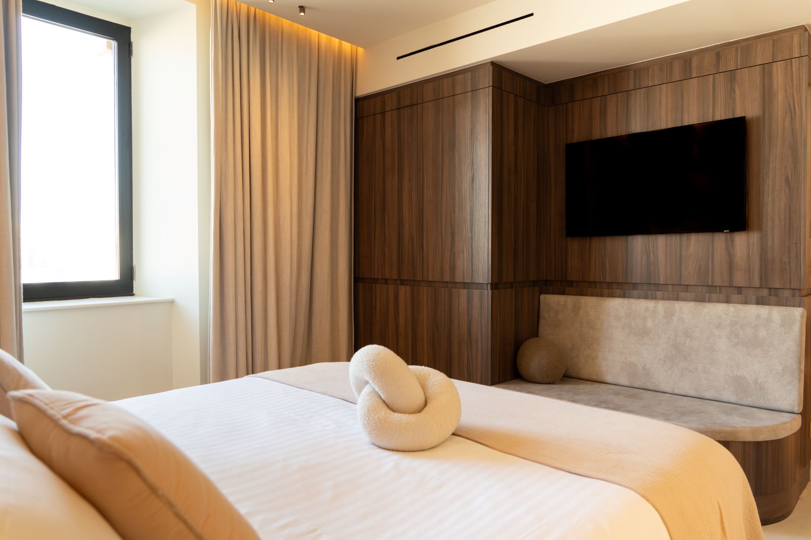 Chambre cosy avec salle de bain privée – Séjour romantique ou corporate avec Maison Galante à Marseille.