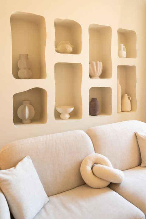 Séjour spacieux avec table et canapé – Appartement de luxe Maison Galante à Marseille.