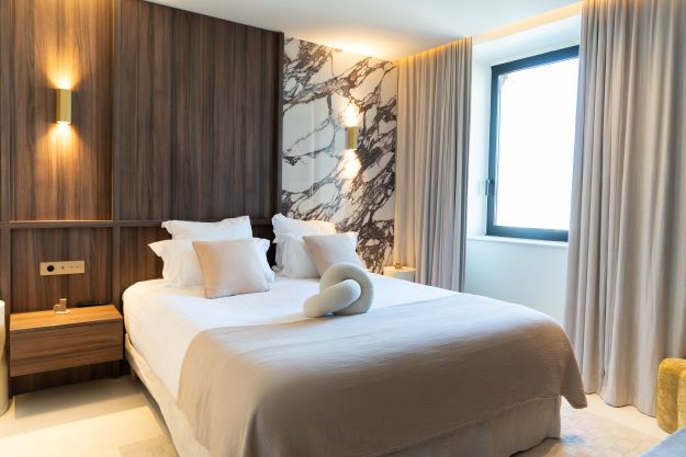Salon élégant avec canapé convertible – Séjour tout confort avec Maison Galante à Marseille.