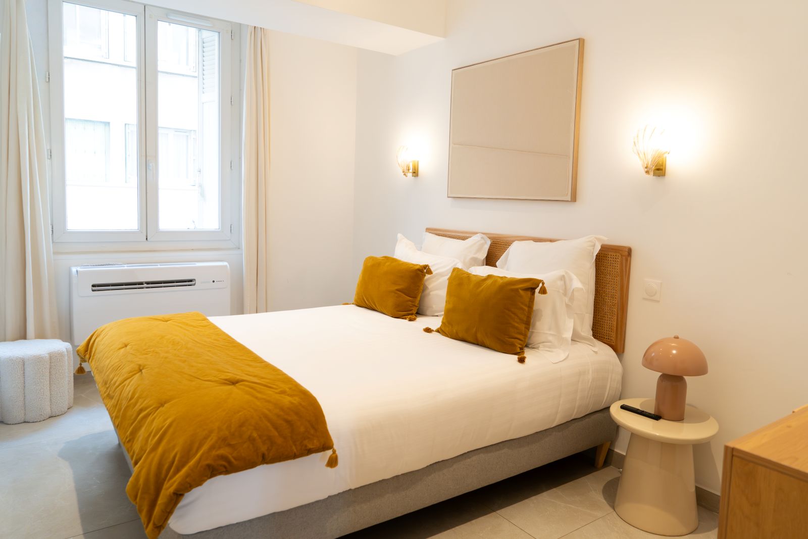 Chambre élégante avec lit double – Séjour romantique ou B2B avec Maison Galante à Marseille.
