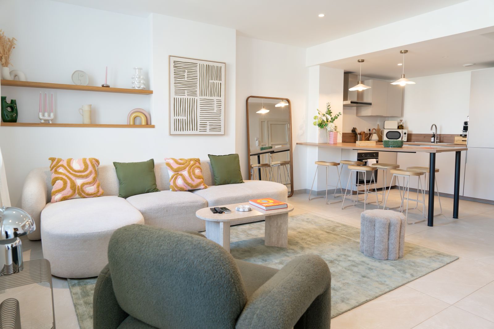 Salon lumineux avec table haute – Appartement de luxe Maison Galante à Marseille.