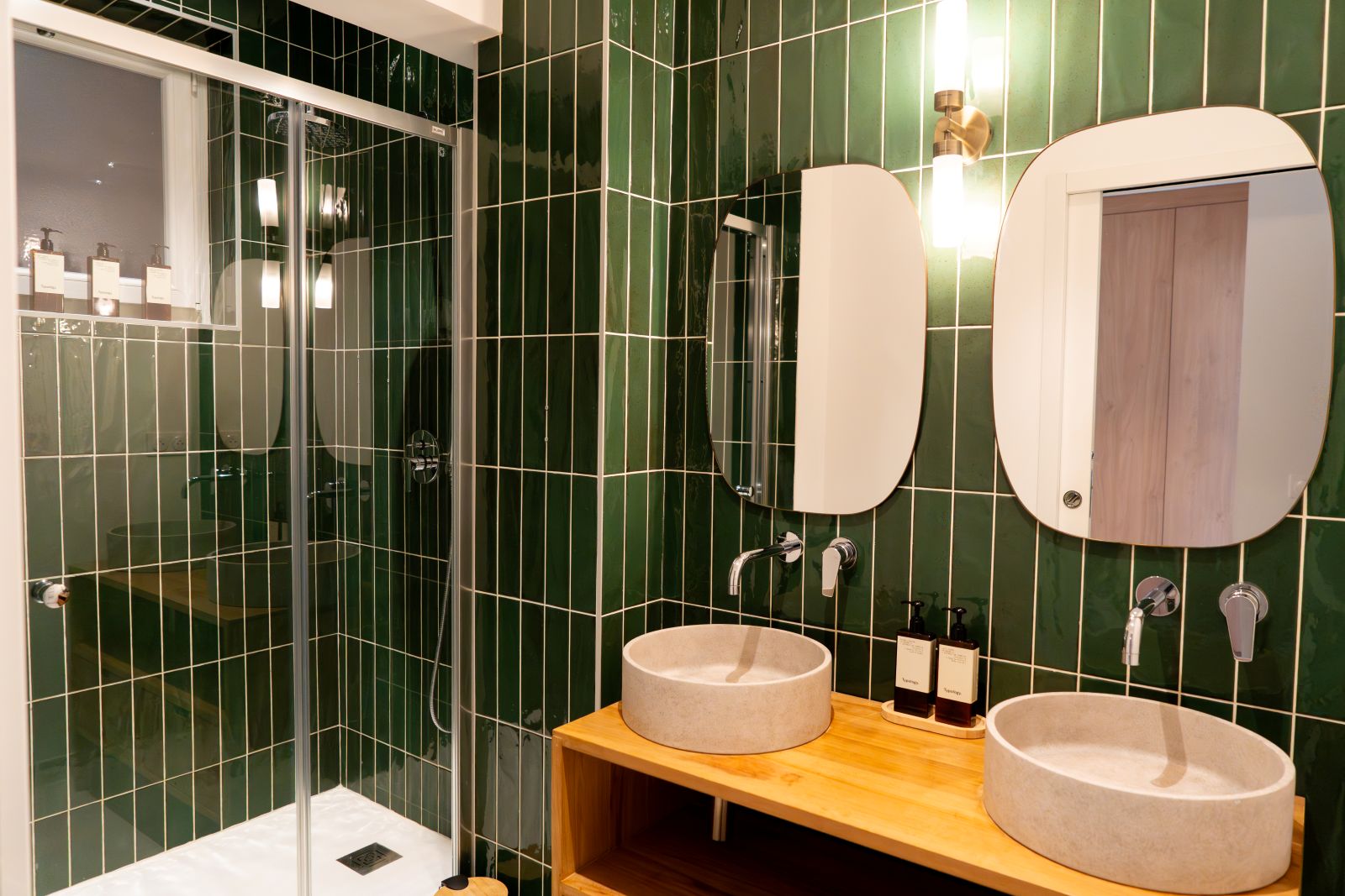 Salle de bain moderne avec douche – Location haut de gamme Maison Galante à Marseille.