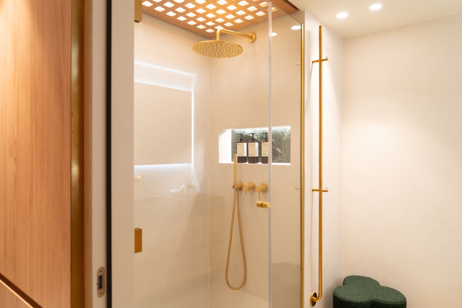 Chambre avec salle de bain attenante – Confort et prestige avec Maison Galante à Marseille.
