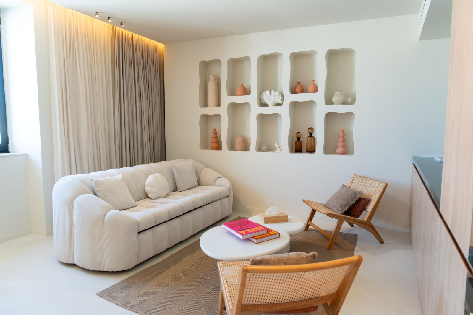 Séjour lumineux avec table à manger – Appartement haut de gamme Maison Galante à Marseille.