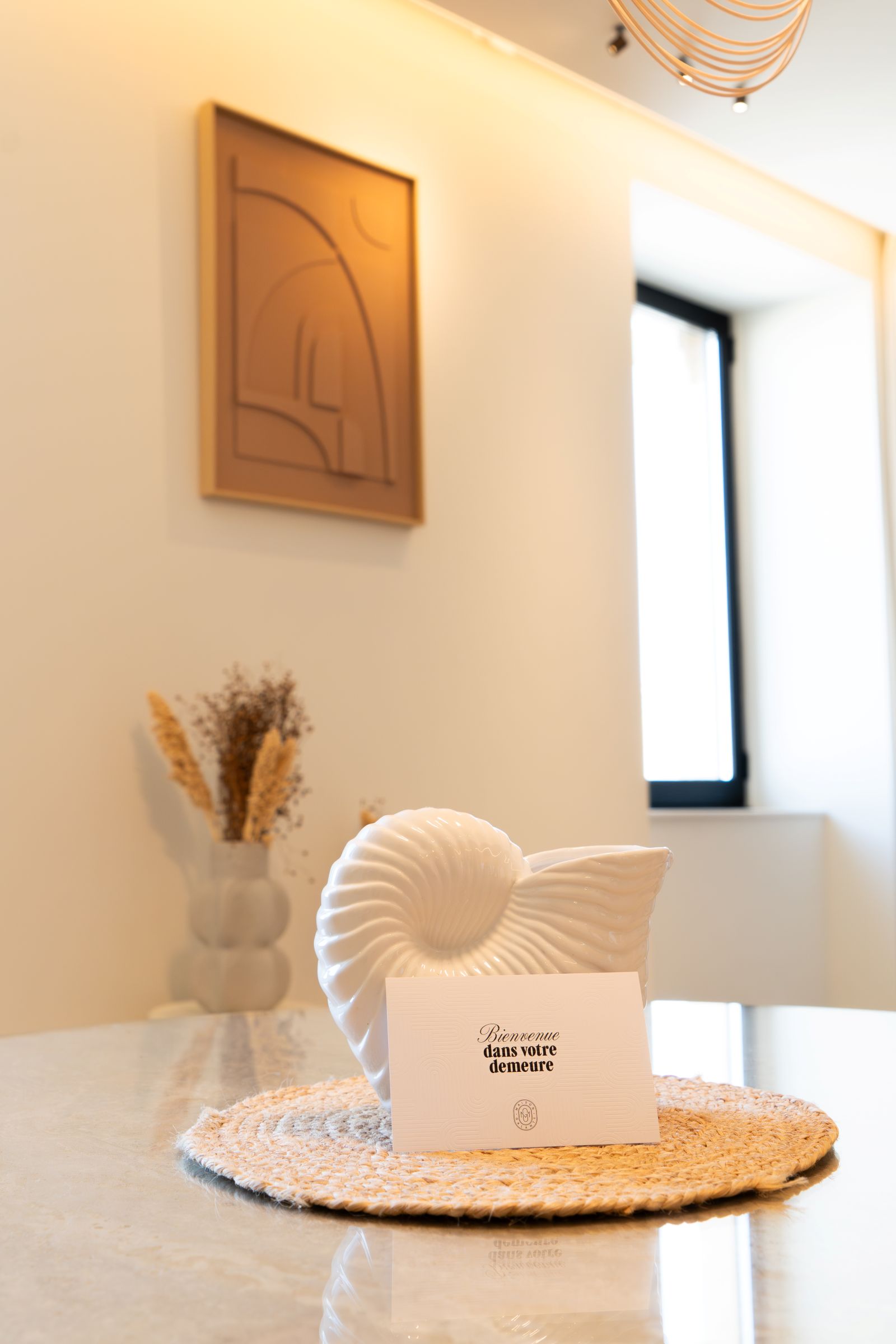 Séjour lumineux avec table à manger – Appartement haut de gamme Maison Galante à Marseille.