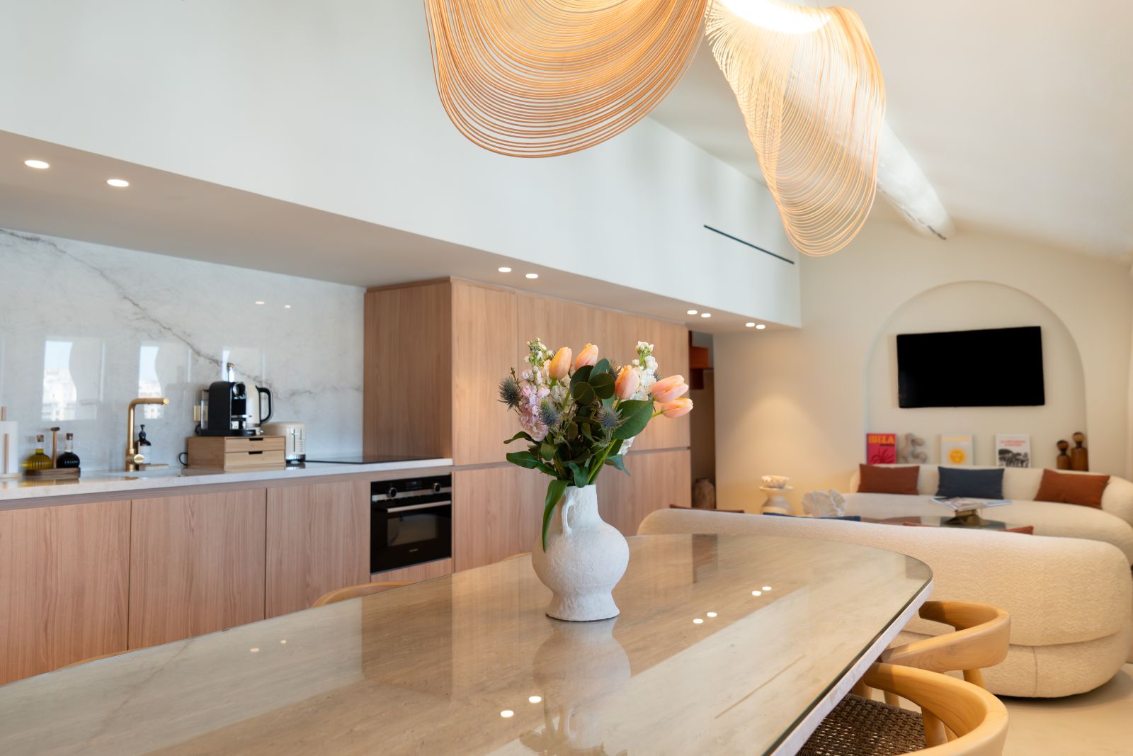 Table élégante dans un séjour lumineux – Appartement de luxe Maison Galante à Marseille.
