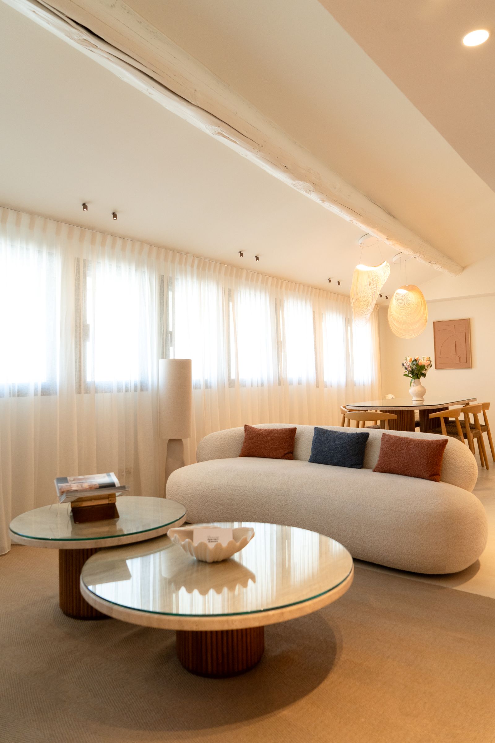 Table élégante dans un séjour lumineux – Appartement de luxe Maison Galante à Marseille.