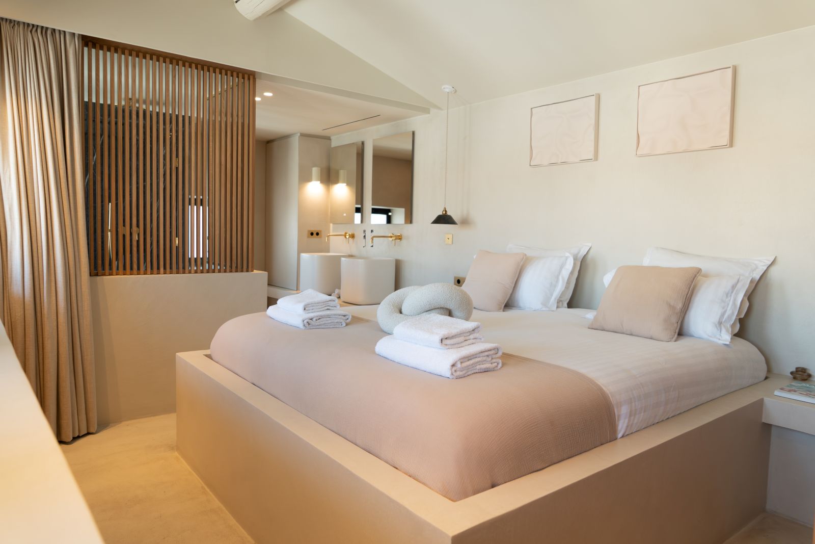 Chambre spacieuse avec salle de bain attenante – Séjour haut de gamme avec Maison Galante à Marseille.