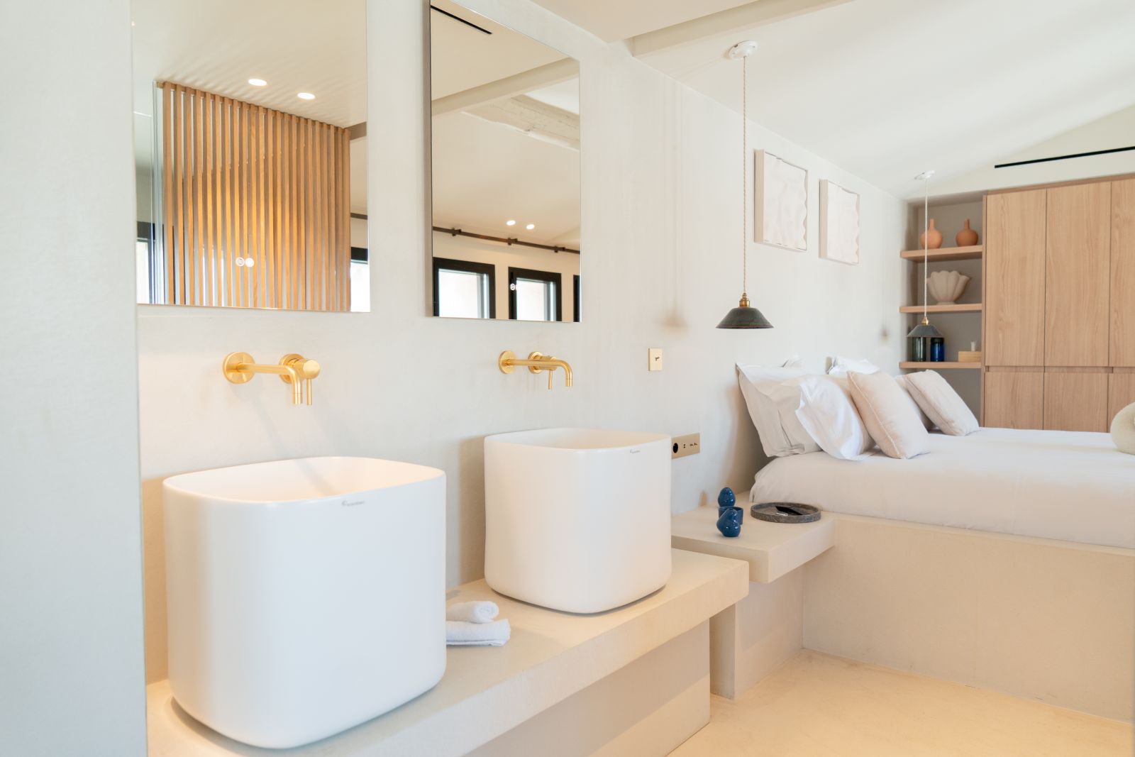 Chambre élégante avec lit king-size – Séjour romantique ou B2B avec Maison Galante à Marseille.