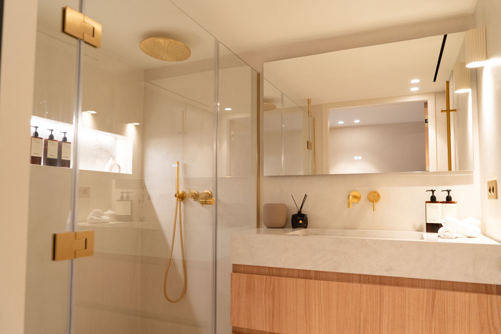 Chambre élégante avec lit premium – Séjour en famille ou voyage d'affaires avec Maison Galante à Marseille