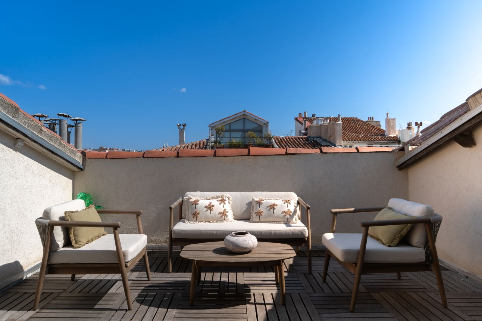 Chambre avec balcon et vue dégagée – Appartement prestige Maison Galante à Marseille.