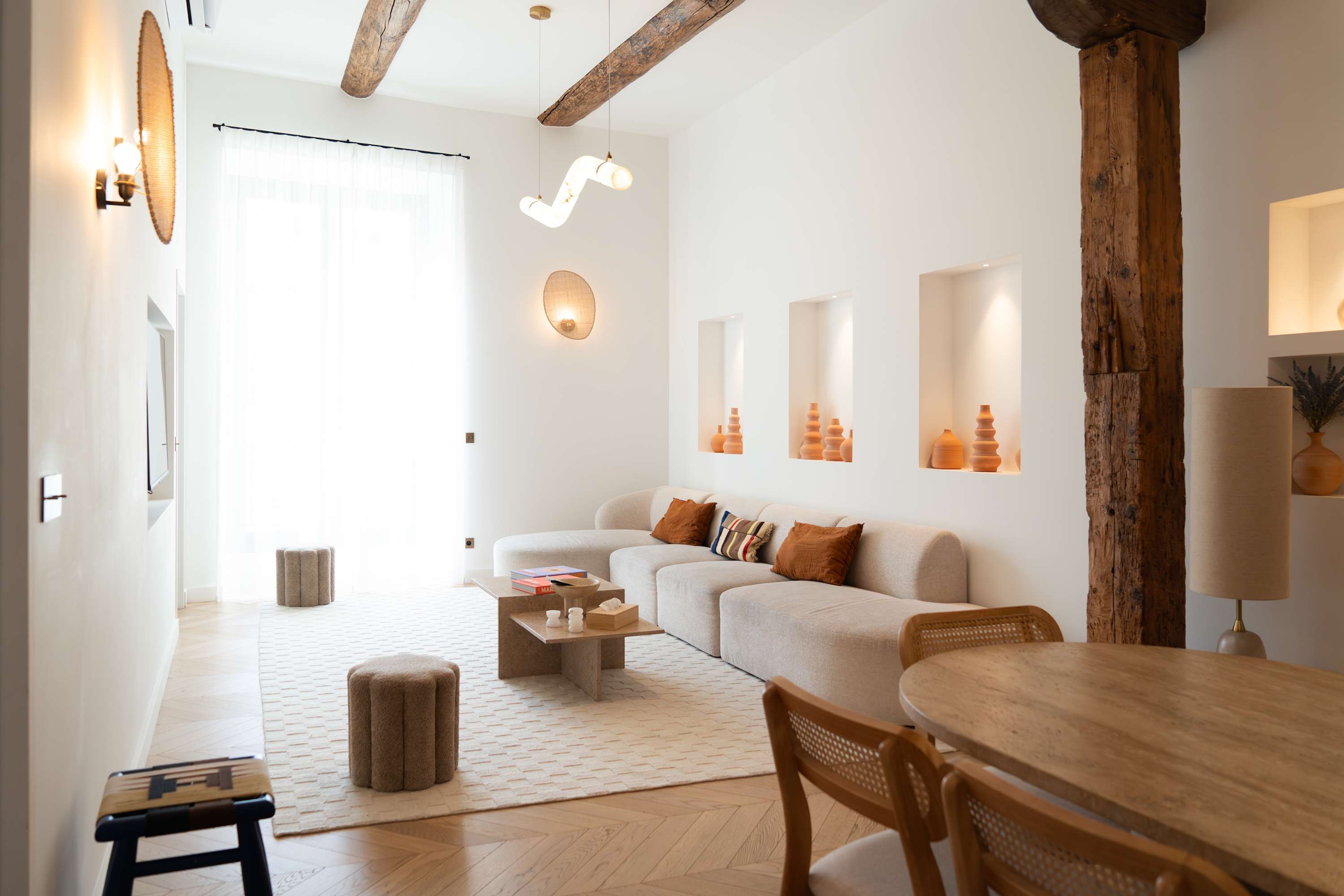 Chambre design avec lit Queen Size – Séjour romantique ou corporate avec Maison Galante à Marseille.