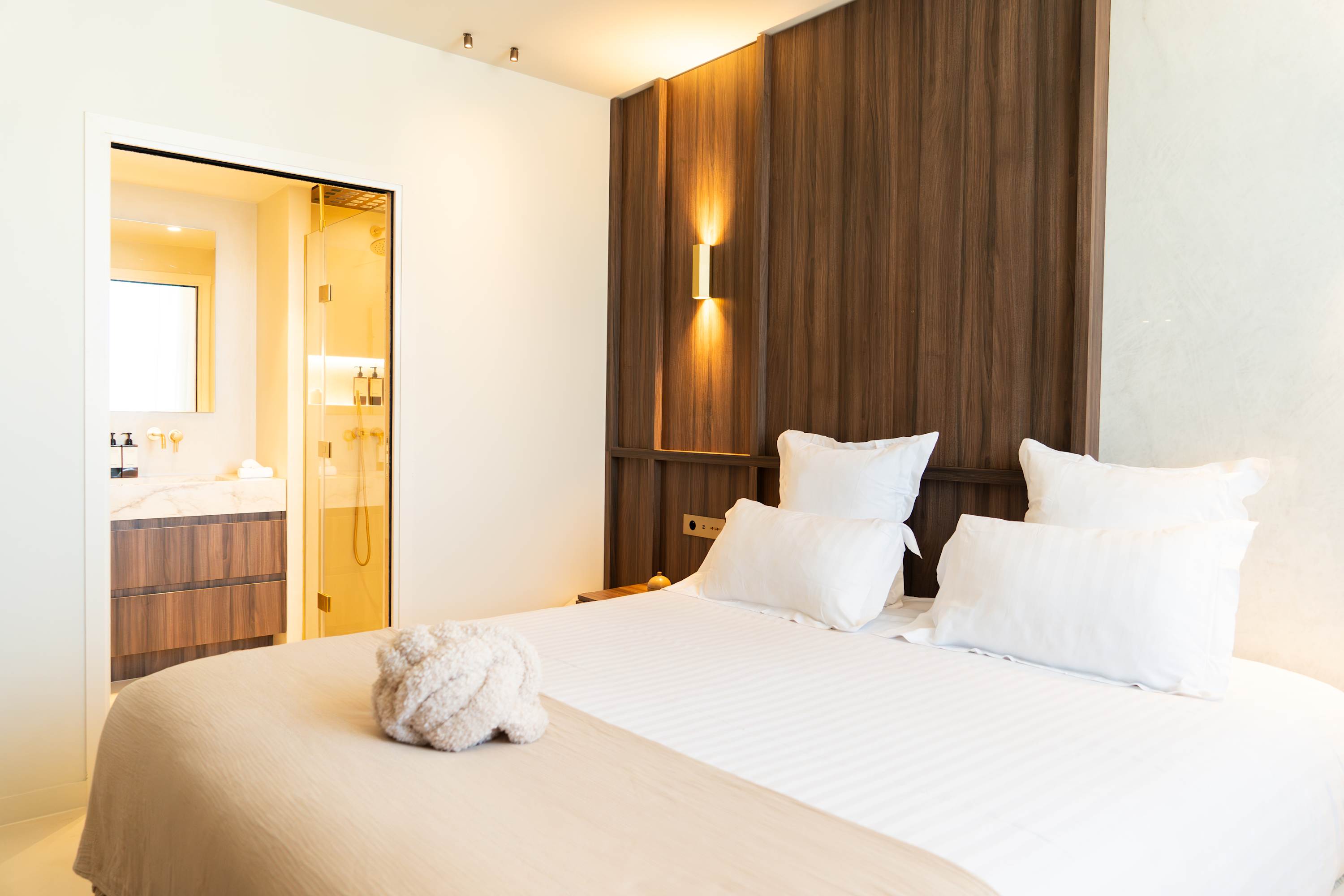 Chambre élégante avec salle de bain privative – Hébergement haut de gamme Maison Galante à Marseille.