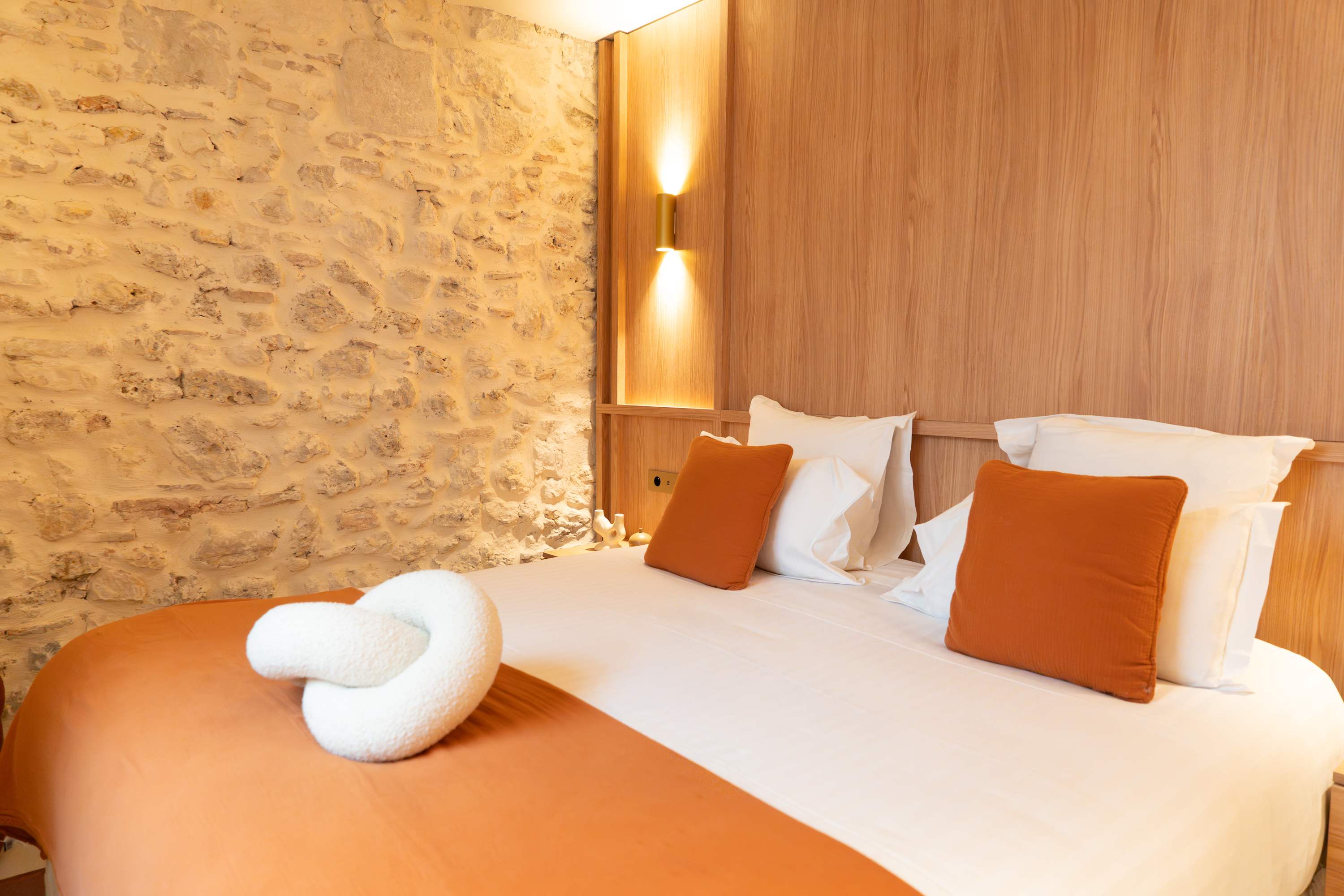 Chambre raffinée avec literie haut de gamme – Séjour en famille ou B2B avec Maison Galante à Marseille.