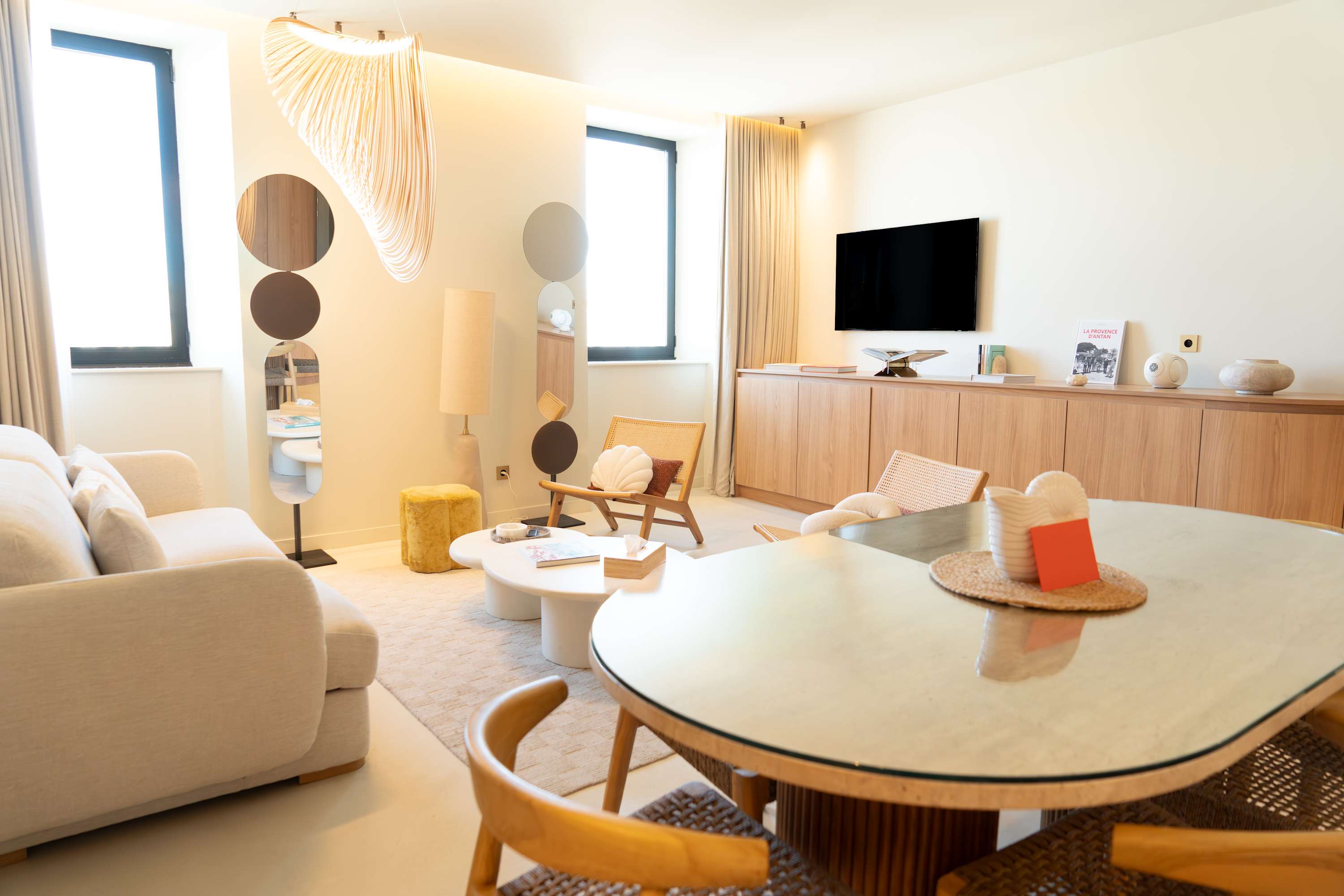 Grand salon avec espace détente – Location courte durée Maison Galante à Marseille.