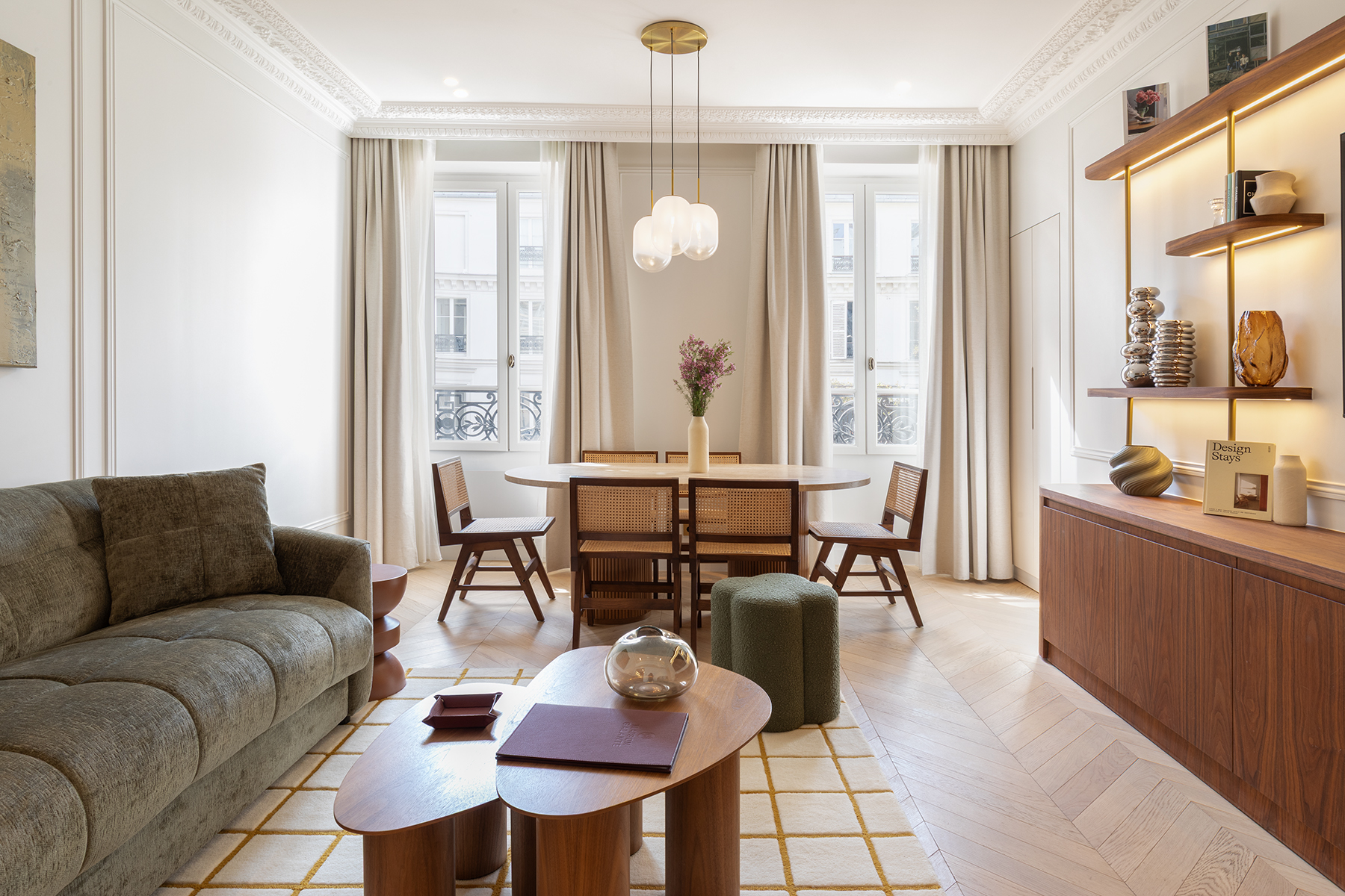 Salon spacieux avec canapé et fauteuils design – Séjour haut de gamme avec Maison Galante à Paris.