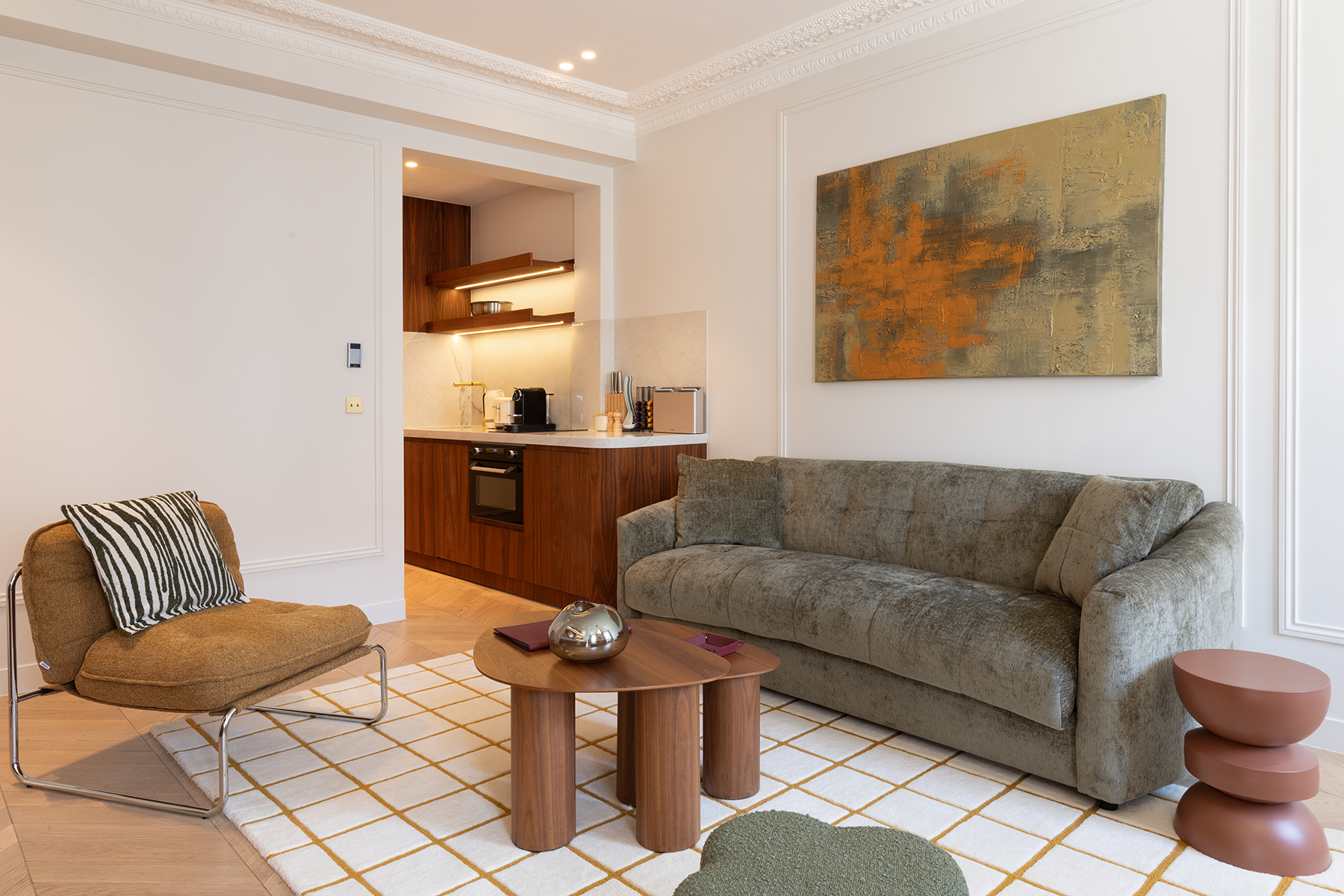 Salon spacieux avec canapé et fauteuils design – Séjour haut de gamme avec Maison Galante à Paris.