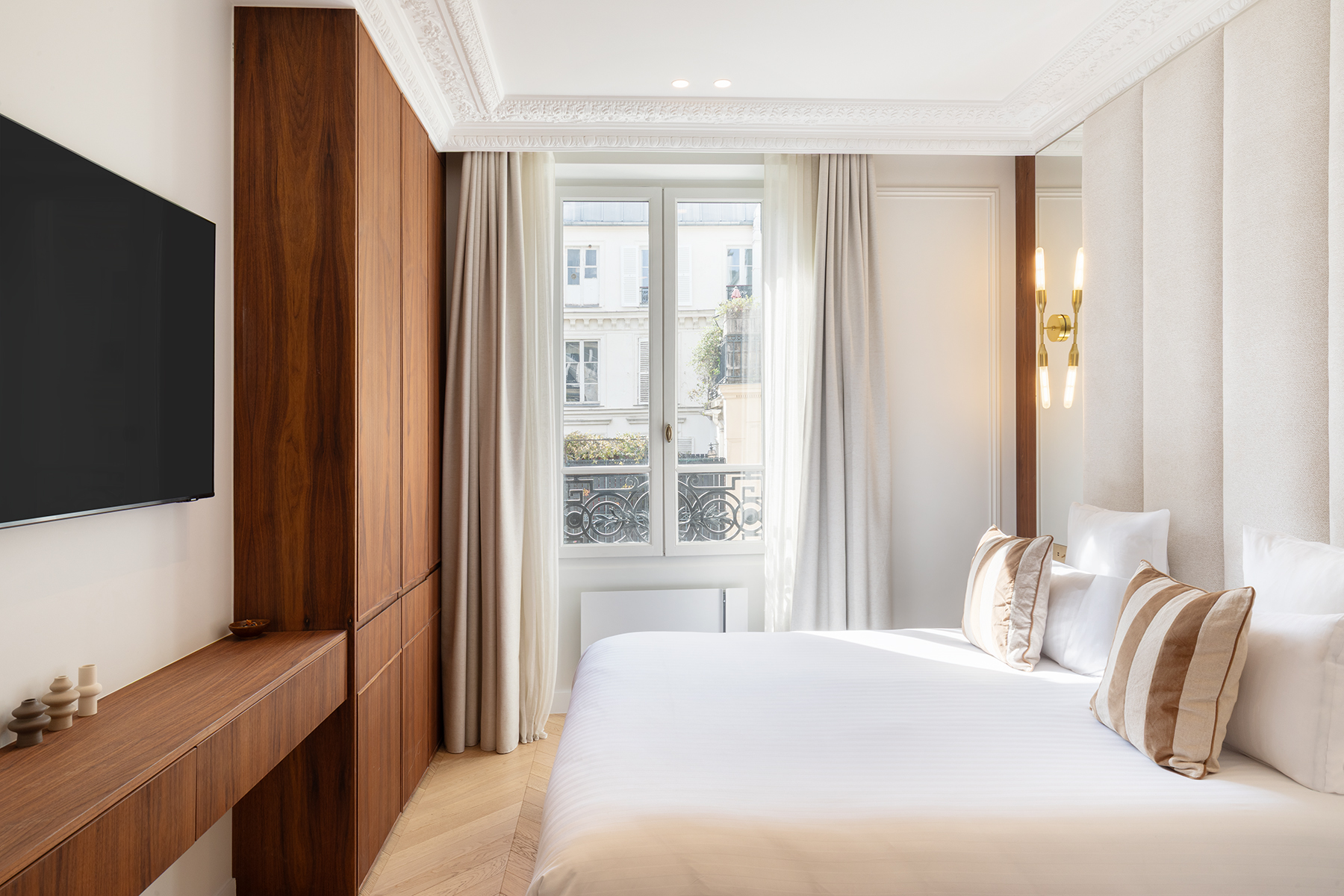 Chambre élégante avec rangements et décoration haussmannienne – Séjour premium avec Maison Galante à Paris.