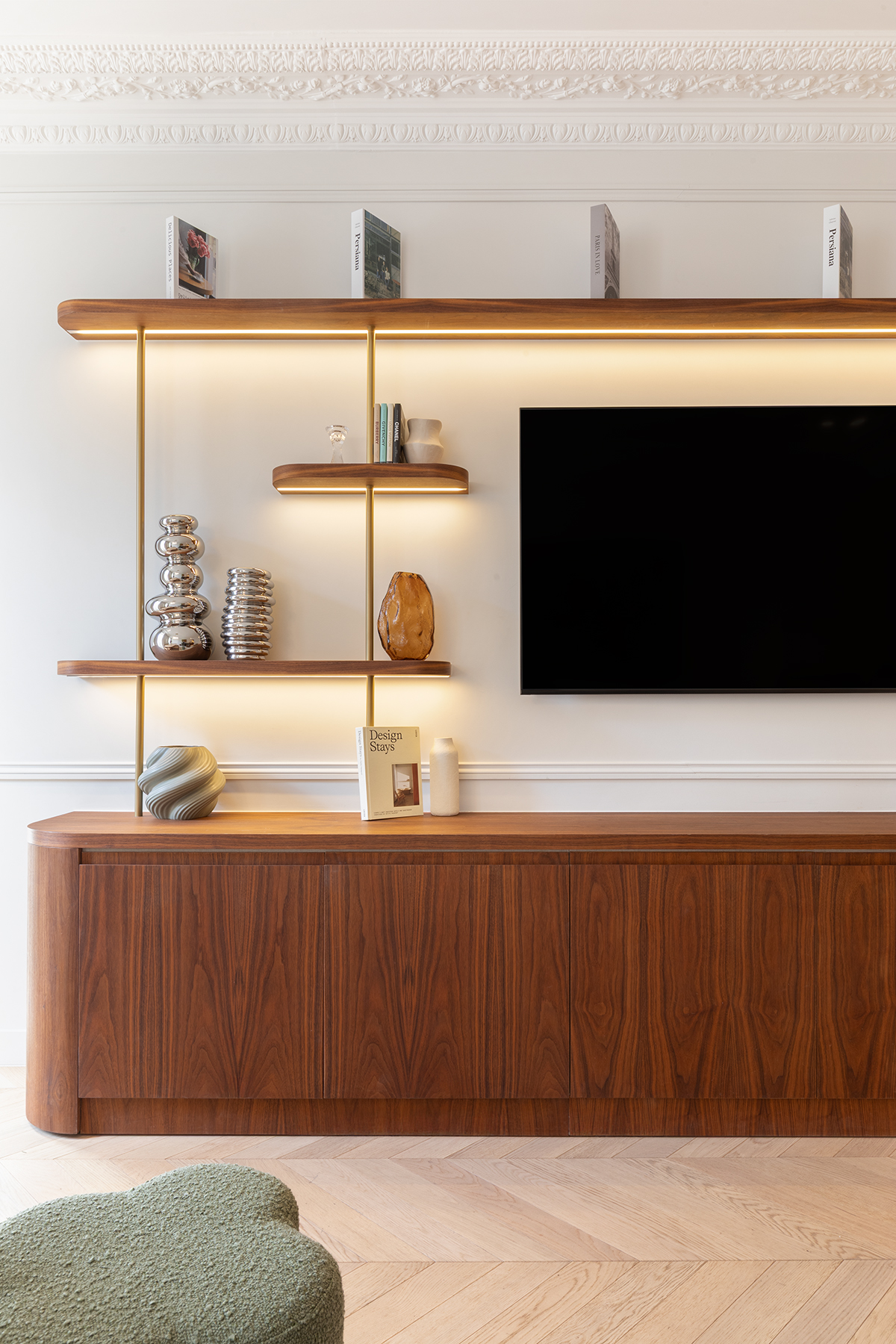 Grand séjour lumineux avec cuisine ouverte – Appartement de luxe Maison Galante à Paris Opéra.