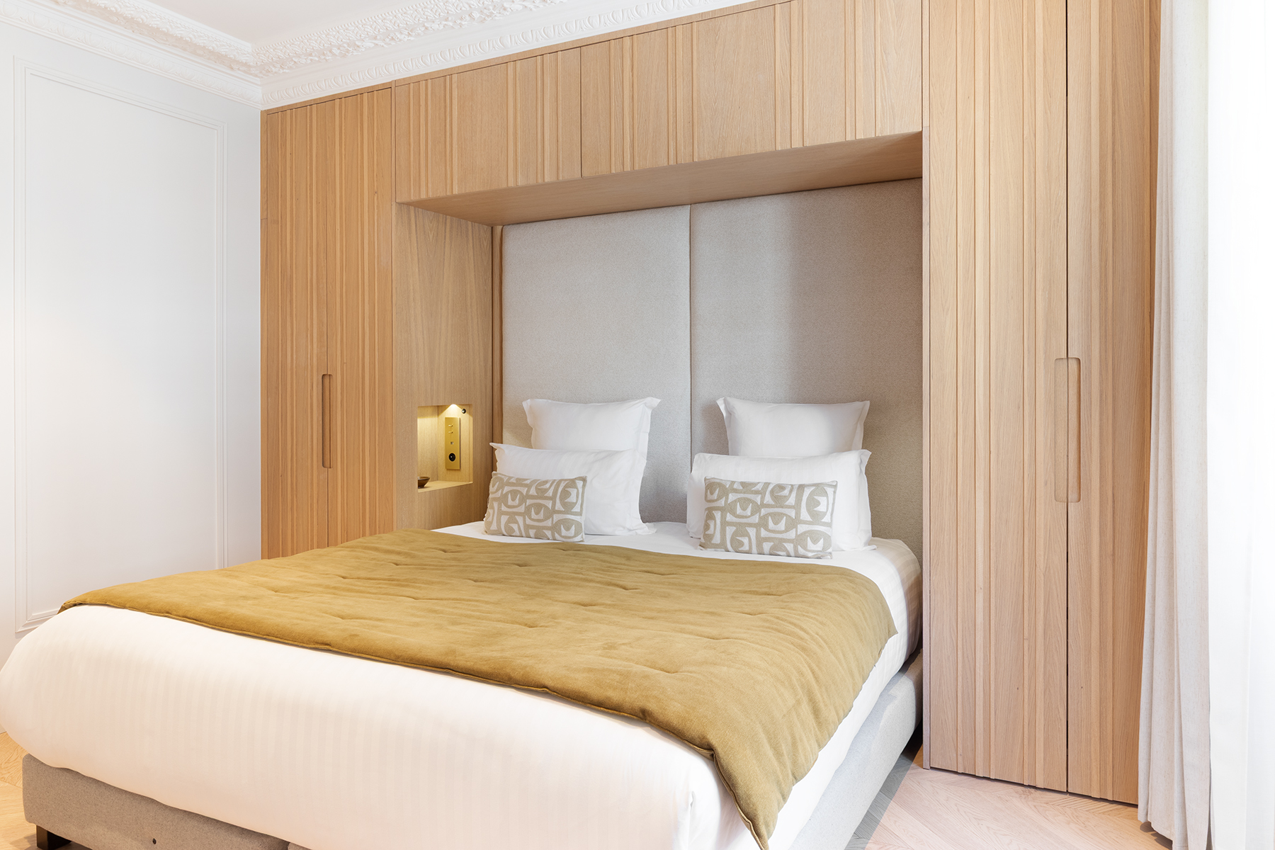 Cuisine contemporaine tout équipée avec finitions haut de gamme – Séjour premium avec Maison Galante à Paris.