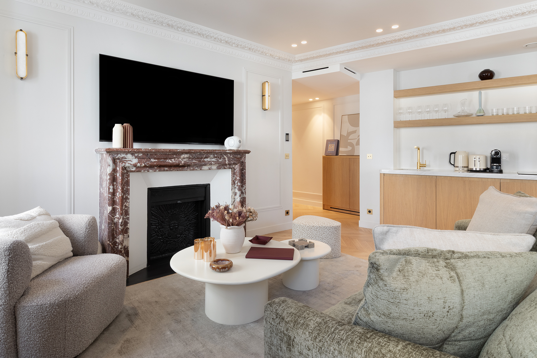 Chambre spacieuse avec lit King-Size et moulures – Hébergement d’exception Maison Galante à Paris Opéra.